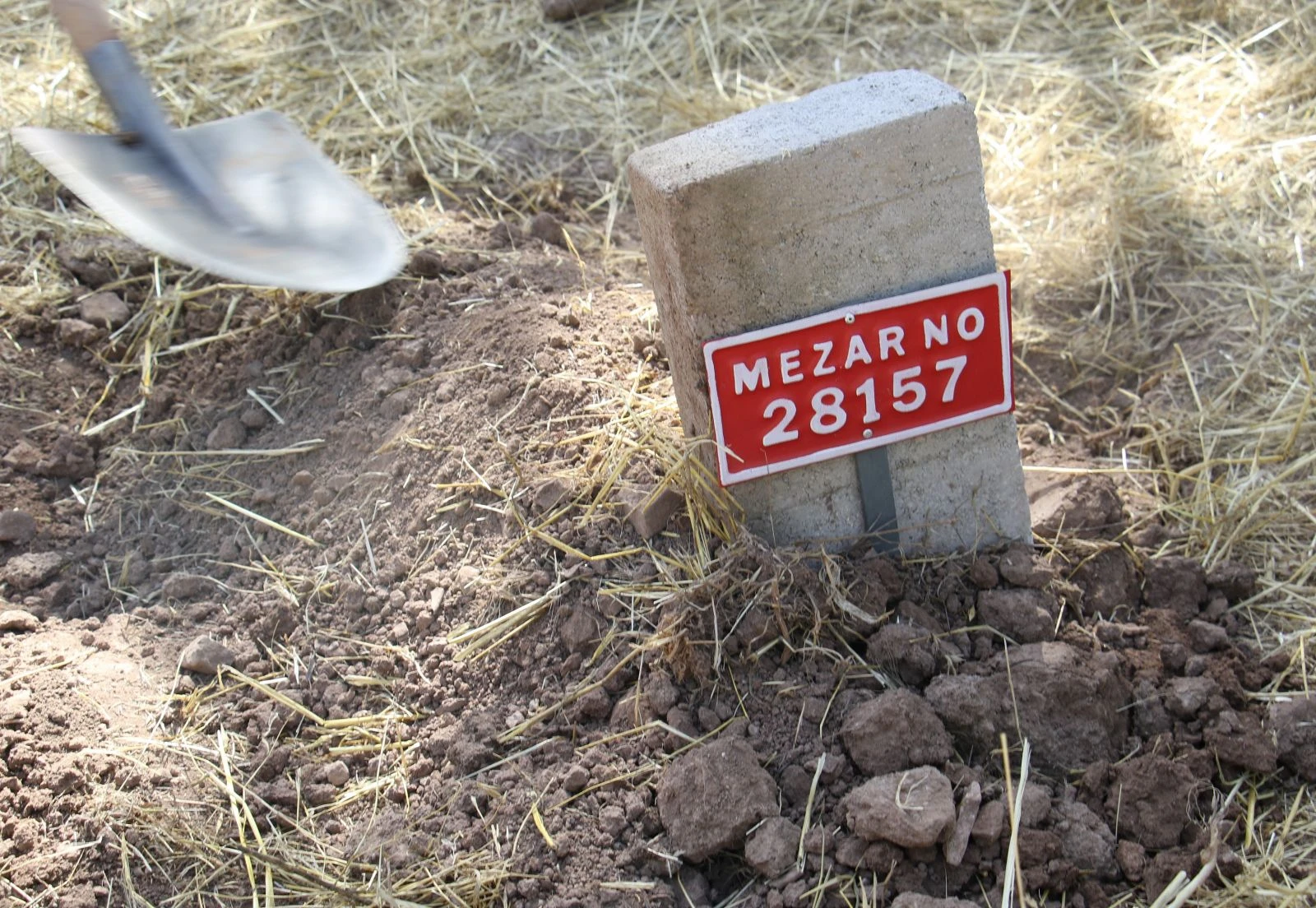 Annesinin çöpe attığı bebek kimsesizler mezarlığına defnedildi