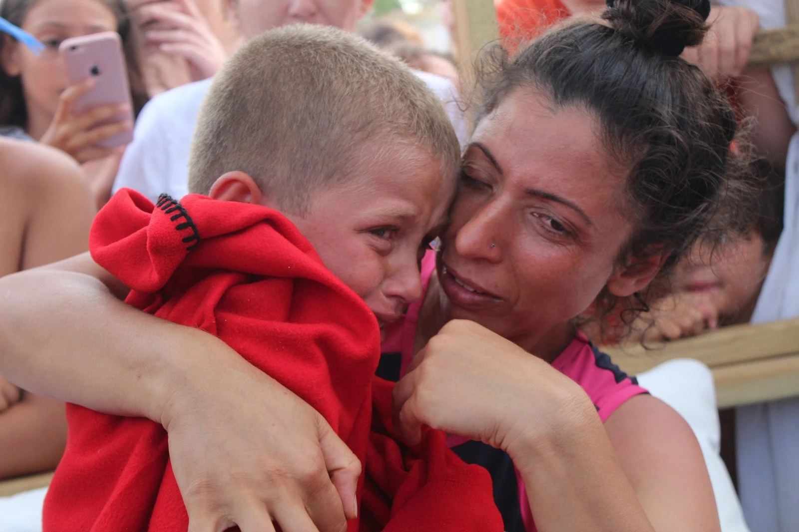 Kayıp oğluna kavuşan annenin mutluluk gözyaşları