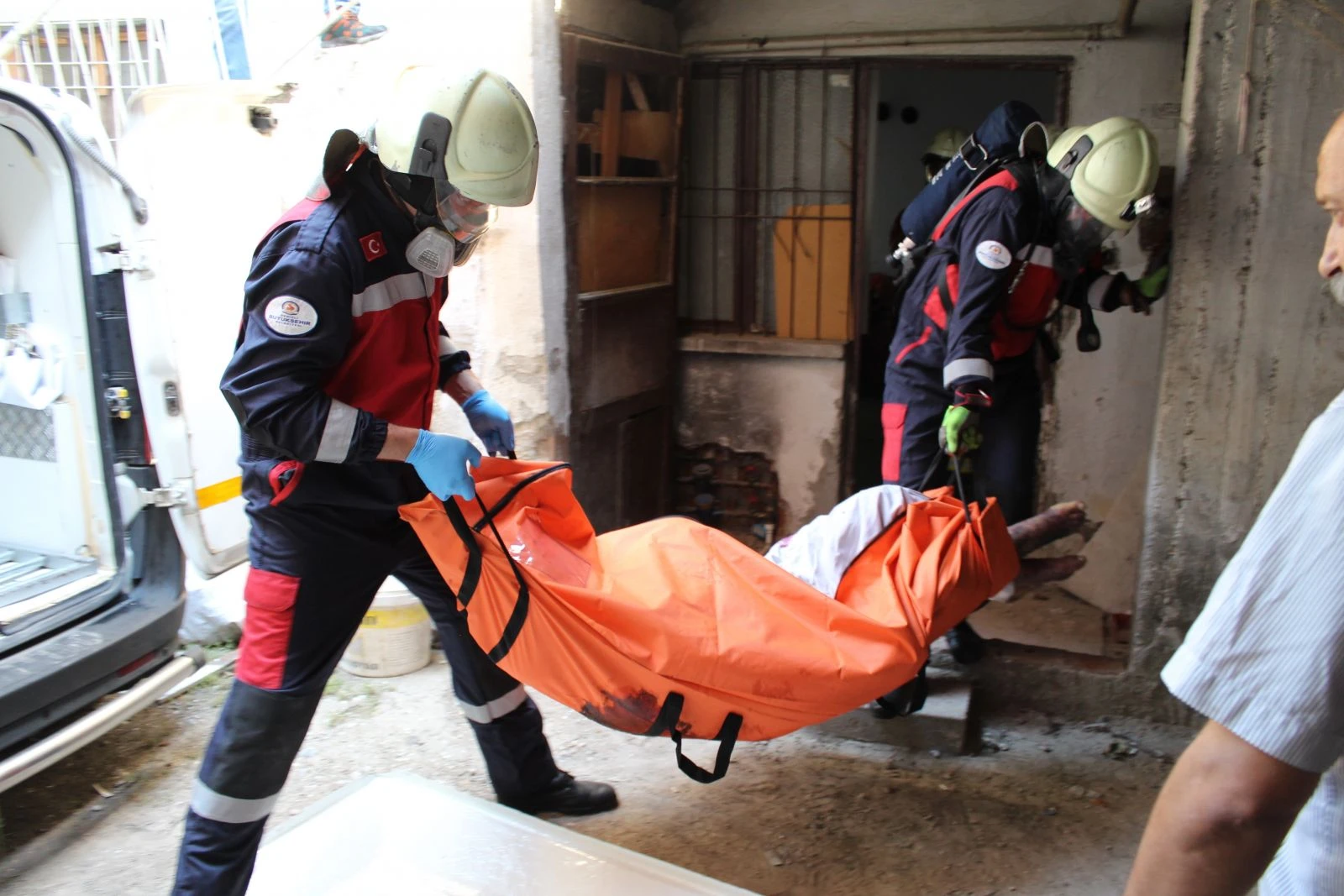 Güne ceset kokusu ile uyandılar