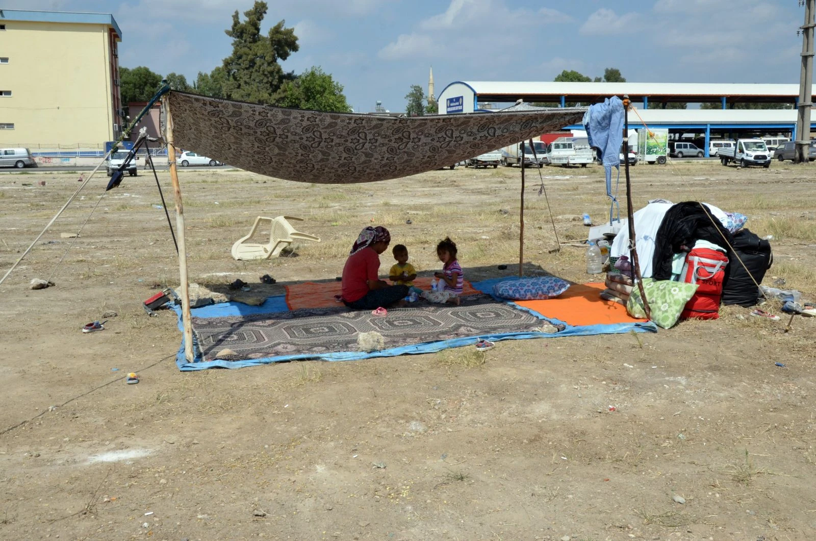 6 çocuğuyla boş arsada yaşam savaşı veriyor