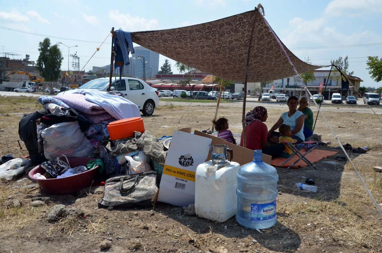 6 çocuğuyla boş arsada yaşam savaşı veriyor