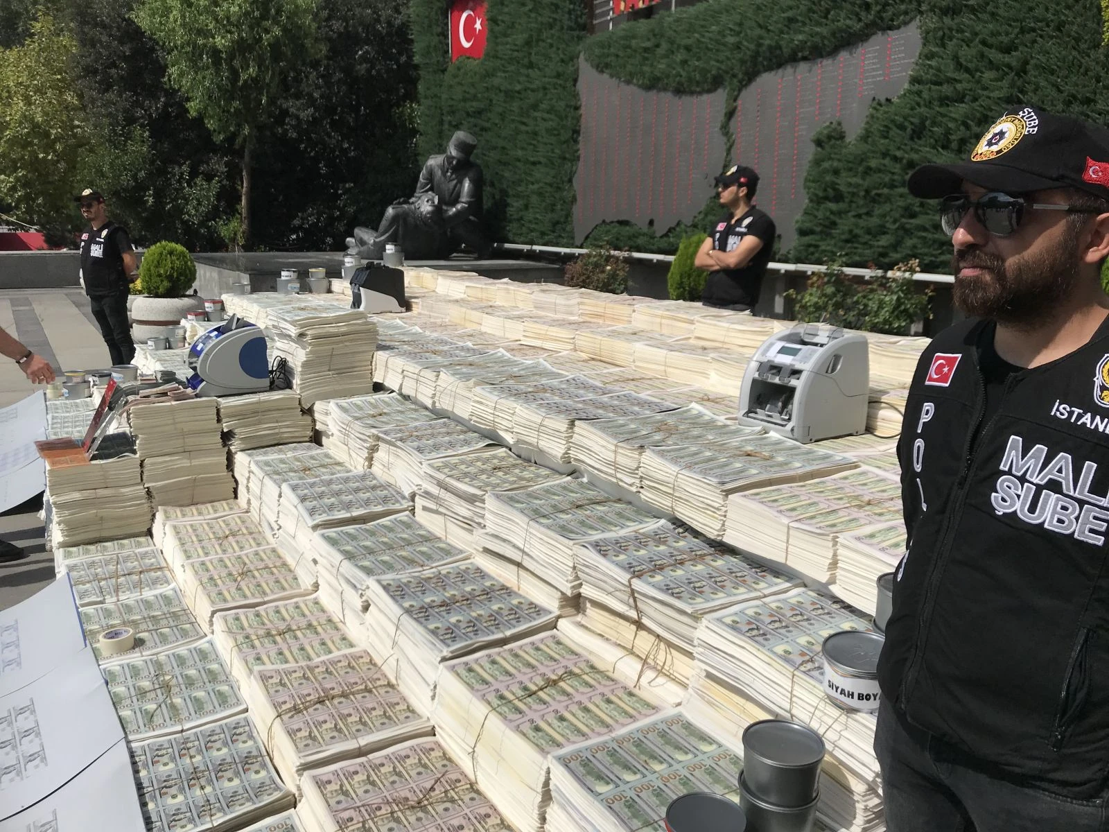 Tarihin en büyük sahte dolar operasyonunda ele geçirilenler sergilendi