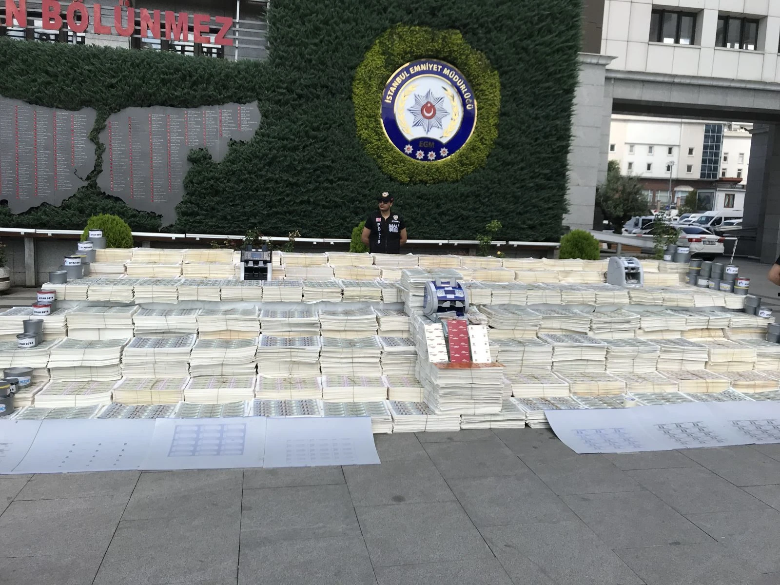 Tarihin en büyük sahte dolar operasyonunda ele geçirilenler sergilendi