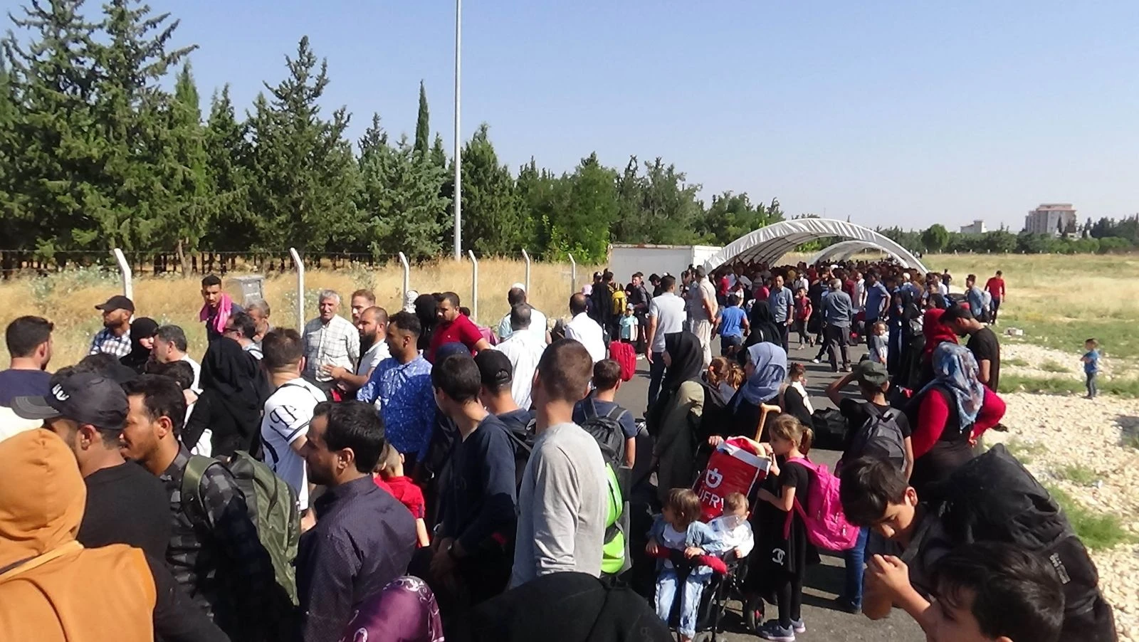 Suriyelilerin vatan özlemi izdihama dönüştü