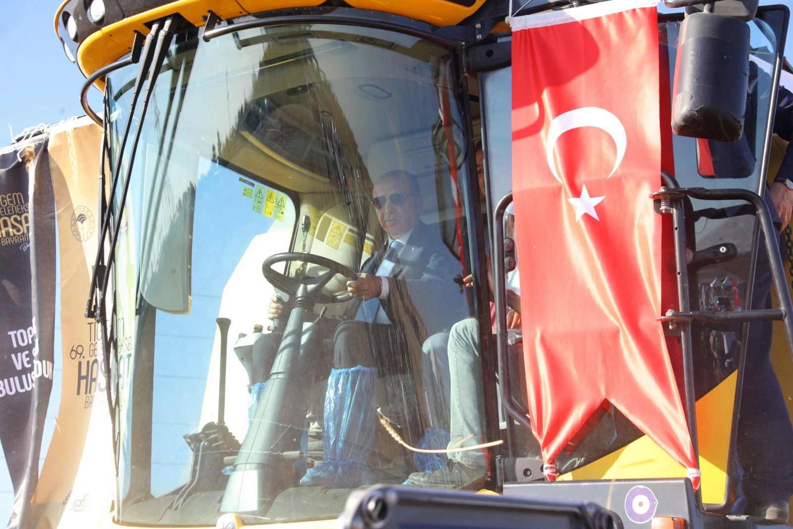 Cumhurbaşkanı Erdoğan biçerdöver ve elektrikli traktör kullandı