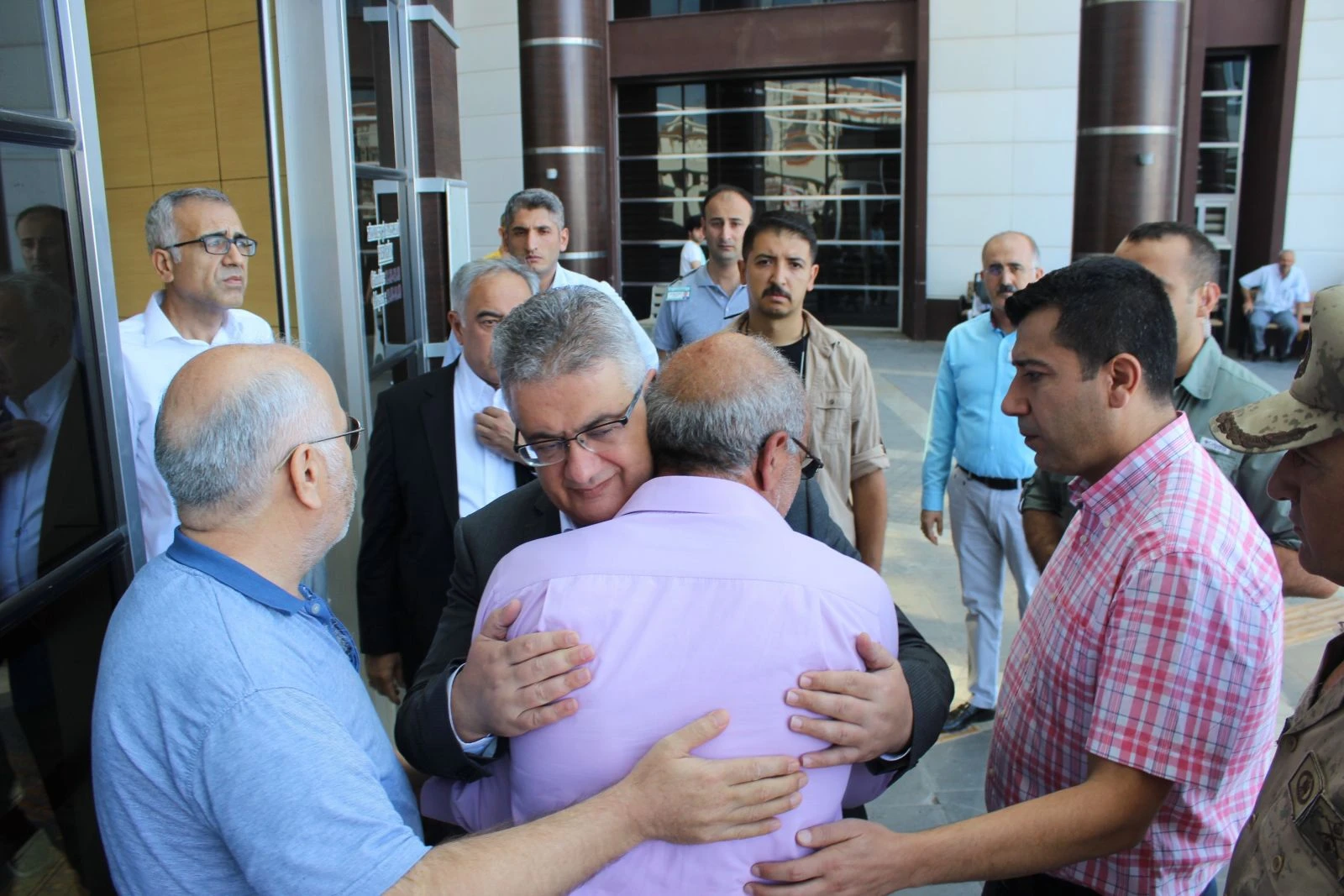 Yaralı polis memuru şehit düştü