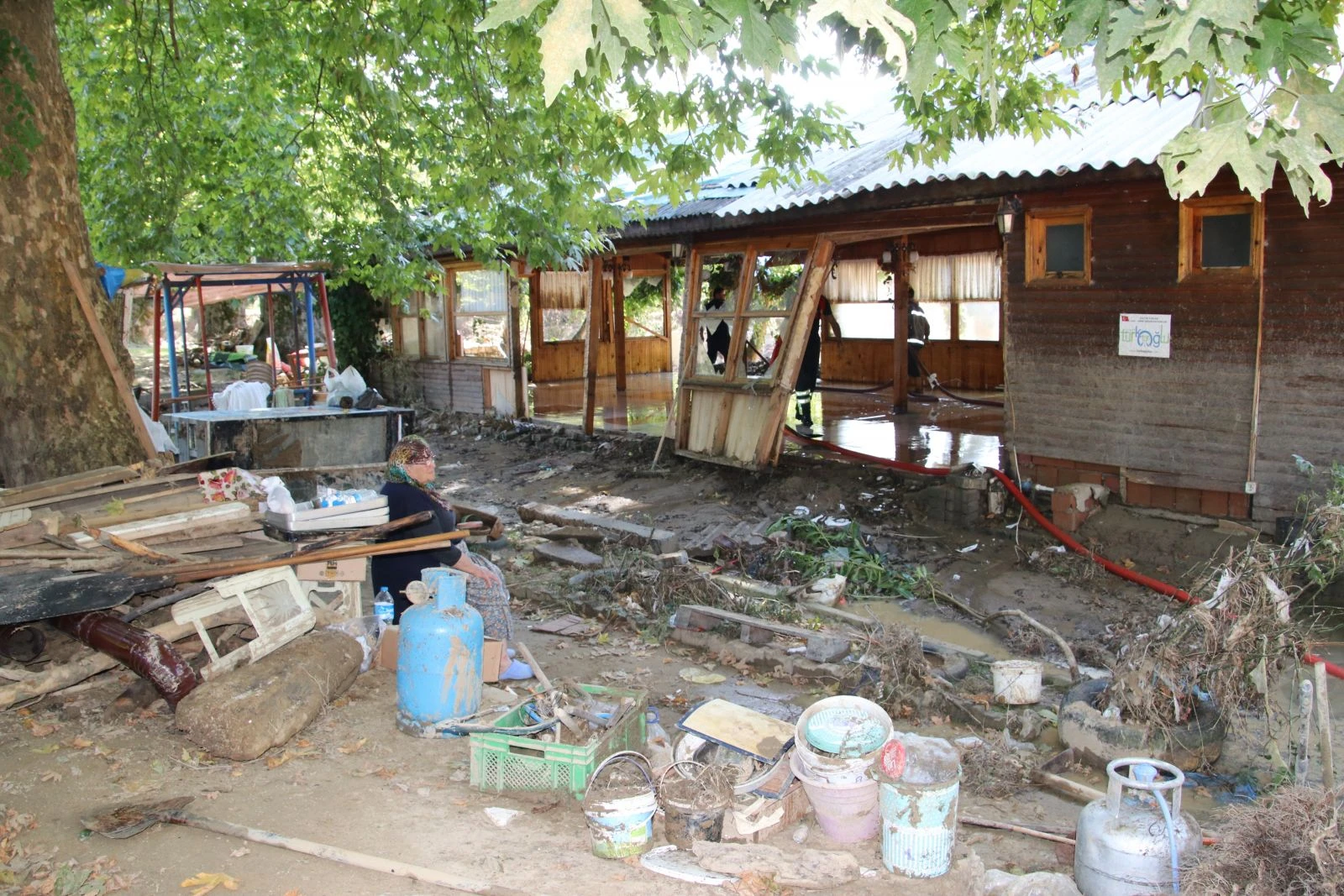 18 yıllık işletmesi gözlerinin önünde yok oldu