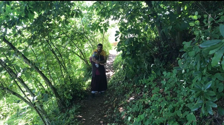 Yolu olmayan evine engelli oğlunu sırtında götürüyor