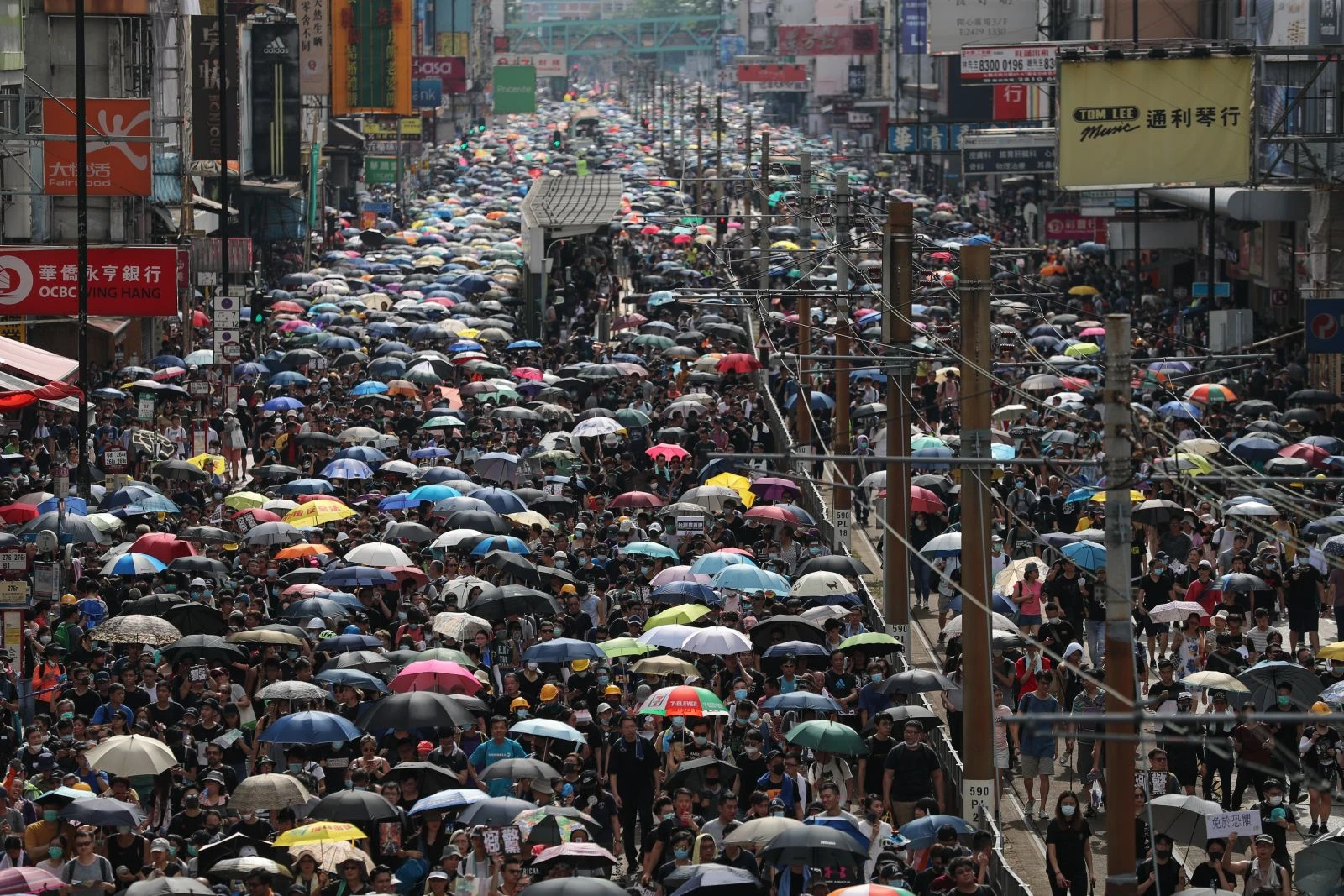 6 kişi bıçaklandı, sokaklar yeniden karıştı