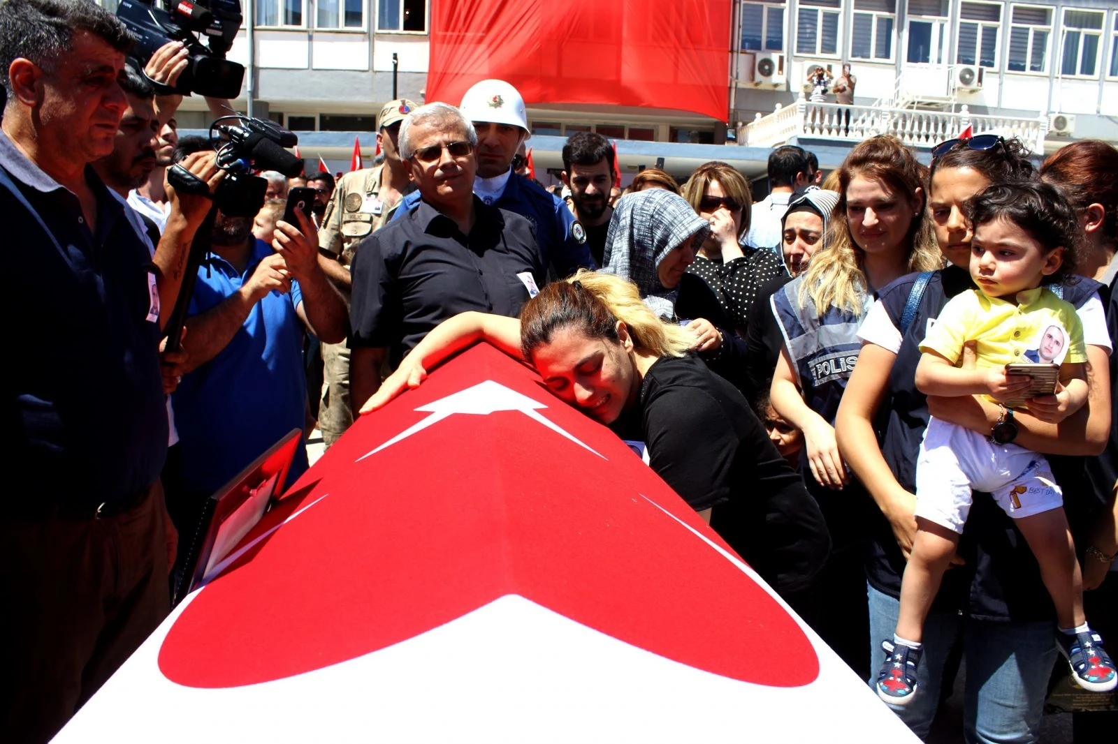 Şehit oğlunun babasına son bakışı