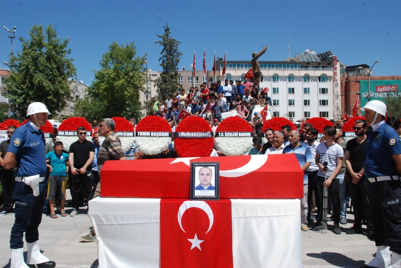 Şehit oğlunun babasına son bakışı