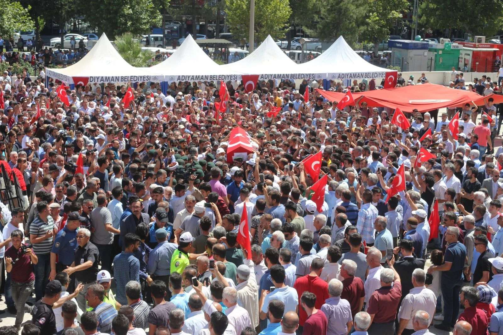 Şehit oğlunun babasına son bakışı