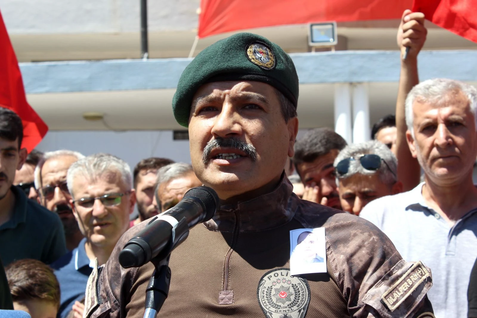 Şehit oğlunun babasına son bakışı