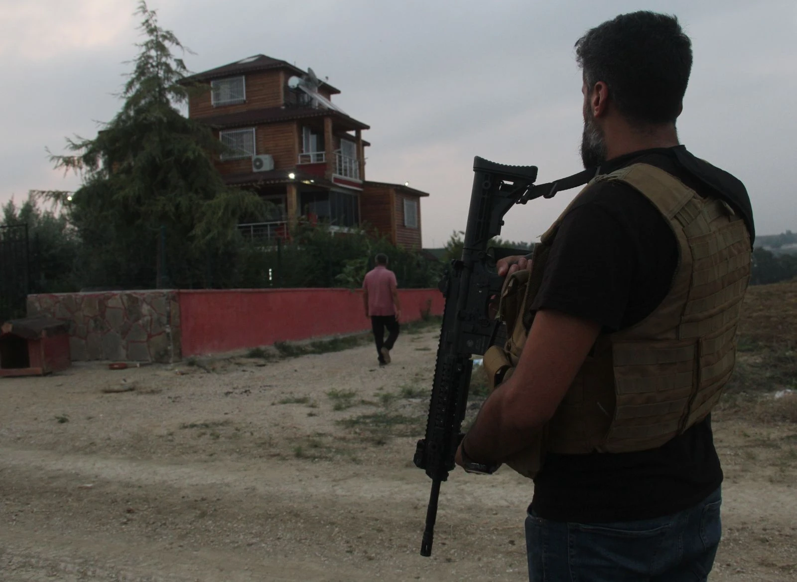 Pitbullarla korunan şatoya veterinerli polis baskını