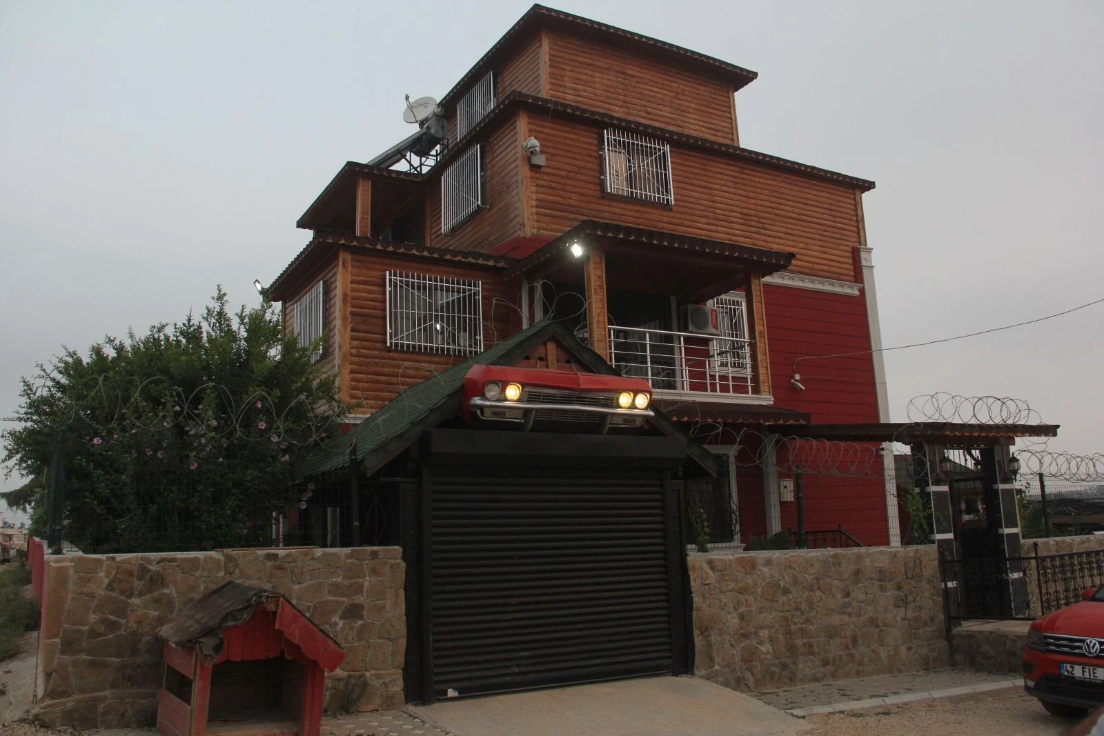 Pitbullarla korunan şatoya veterinerli polis baskını