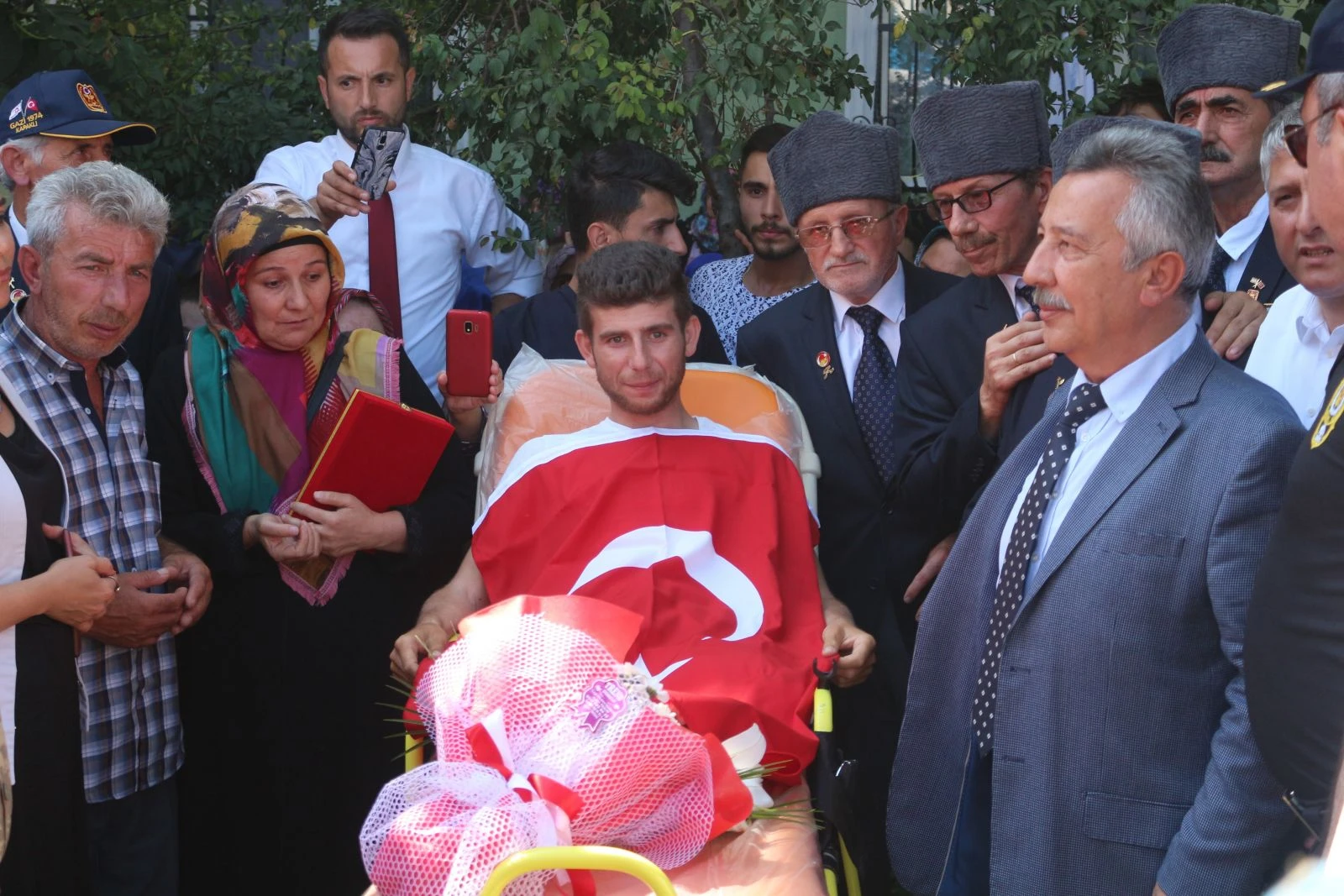 İki bacağını kaybeden gaziyi halk bağrına bastı