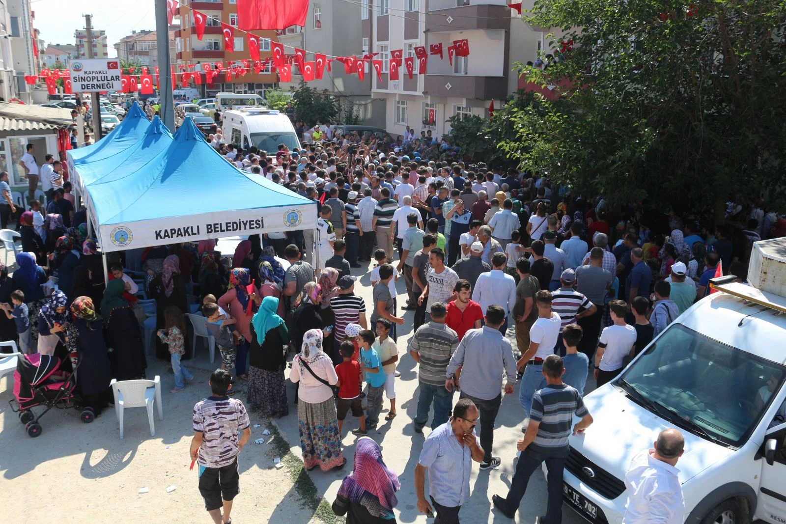 İki bacağını kaybeden gaziyi halk bağrına bastı