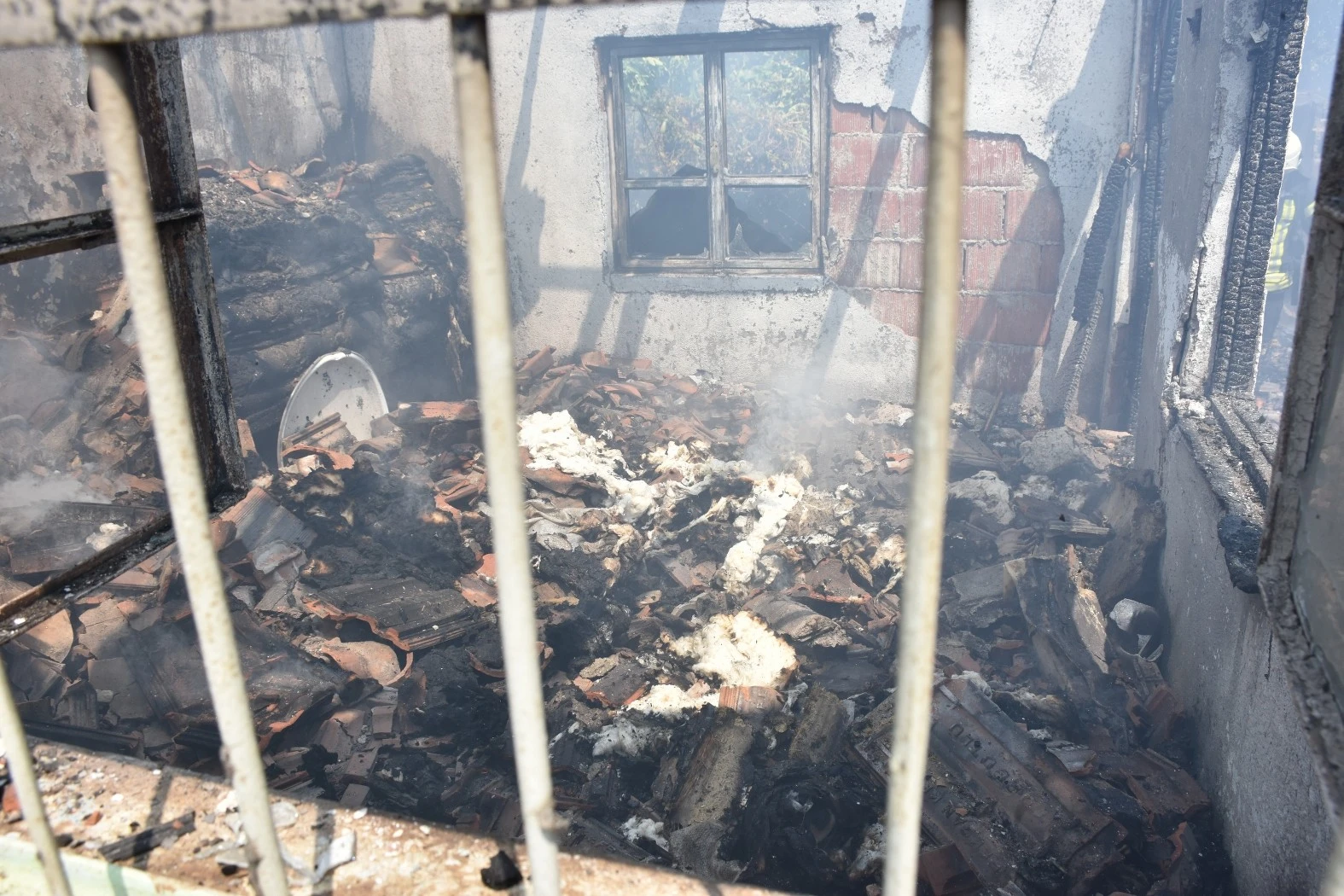Evi gözlerinin önünde küle döndü! Gözyaşlarını tutamadı