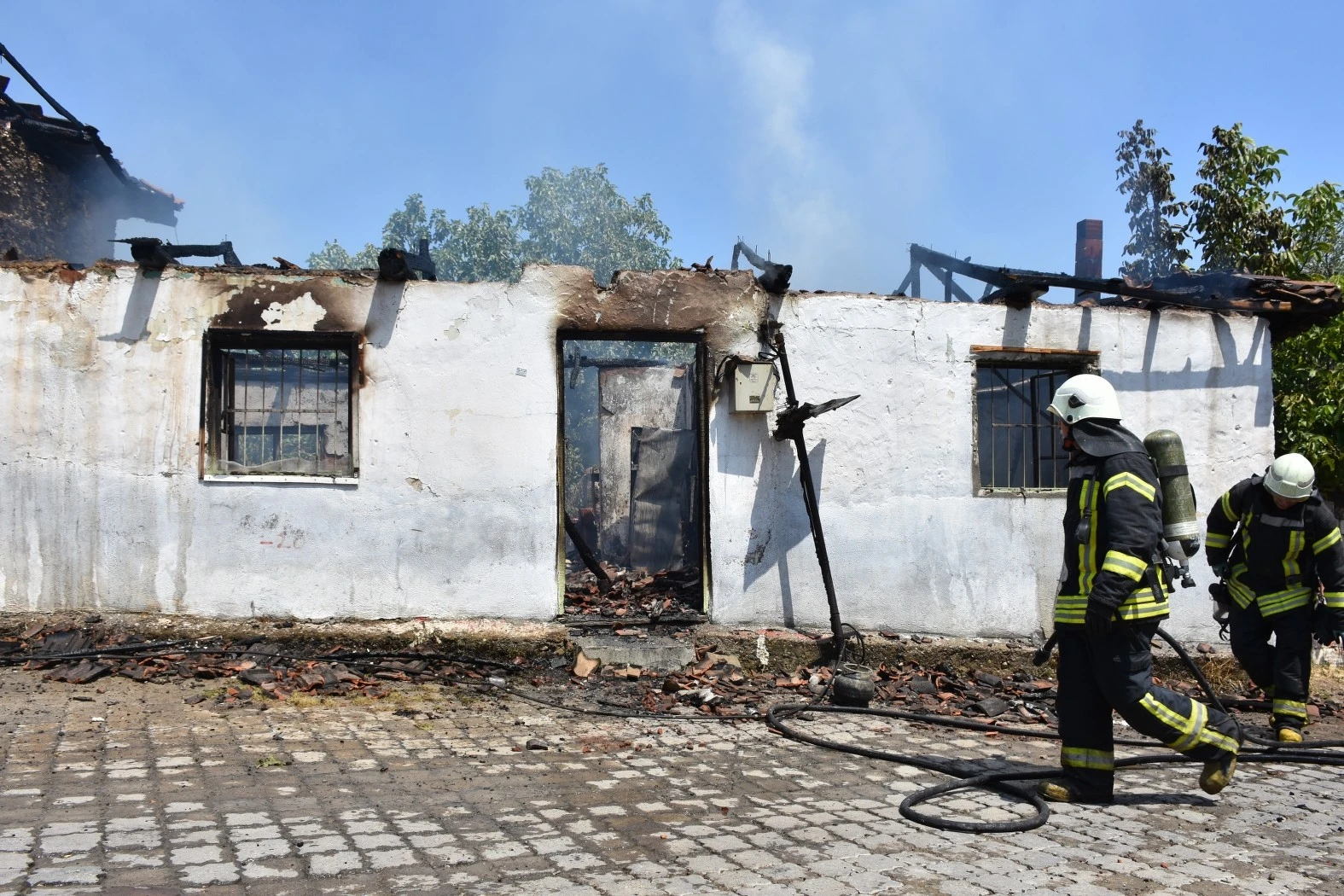 Evi gözlerinin önünde küle döndü! Gözyaşlarını tutamadı