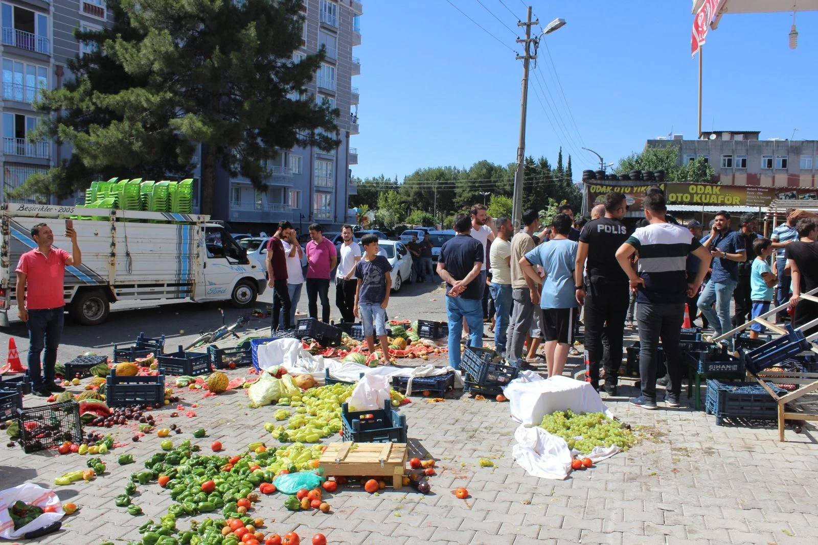 Mahalleli cinayet zanlısının iş yerini dağıttı