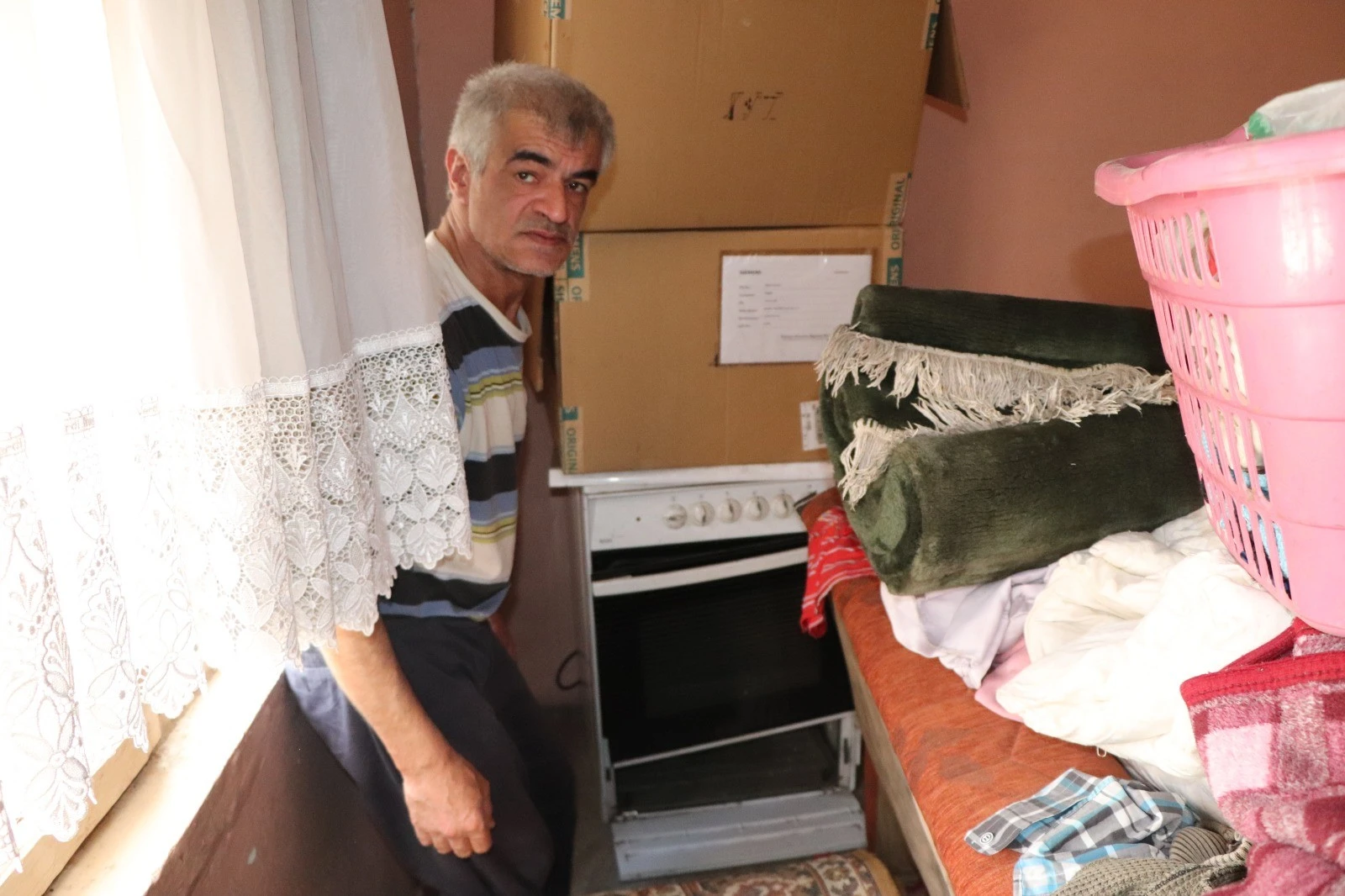 Eşinin terk ettiği işitme engelli adam, harabe evde yaşıyor