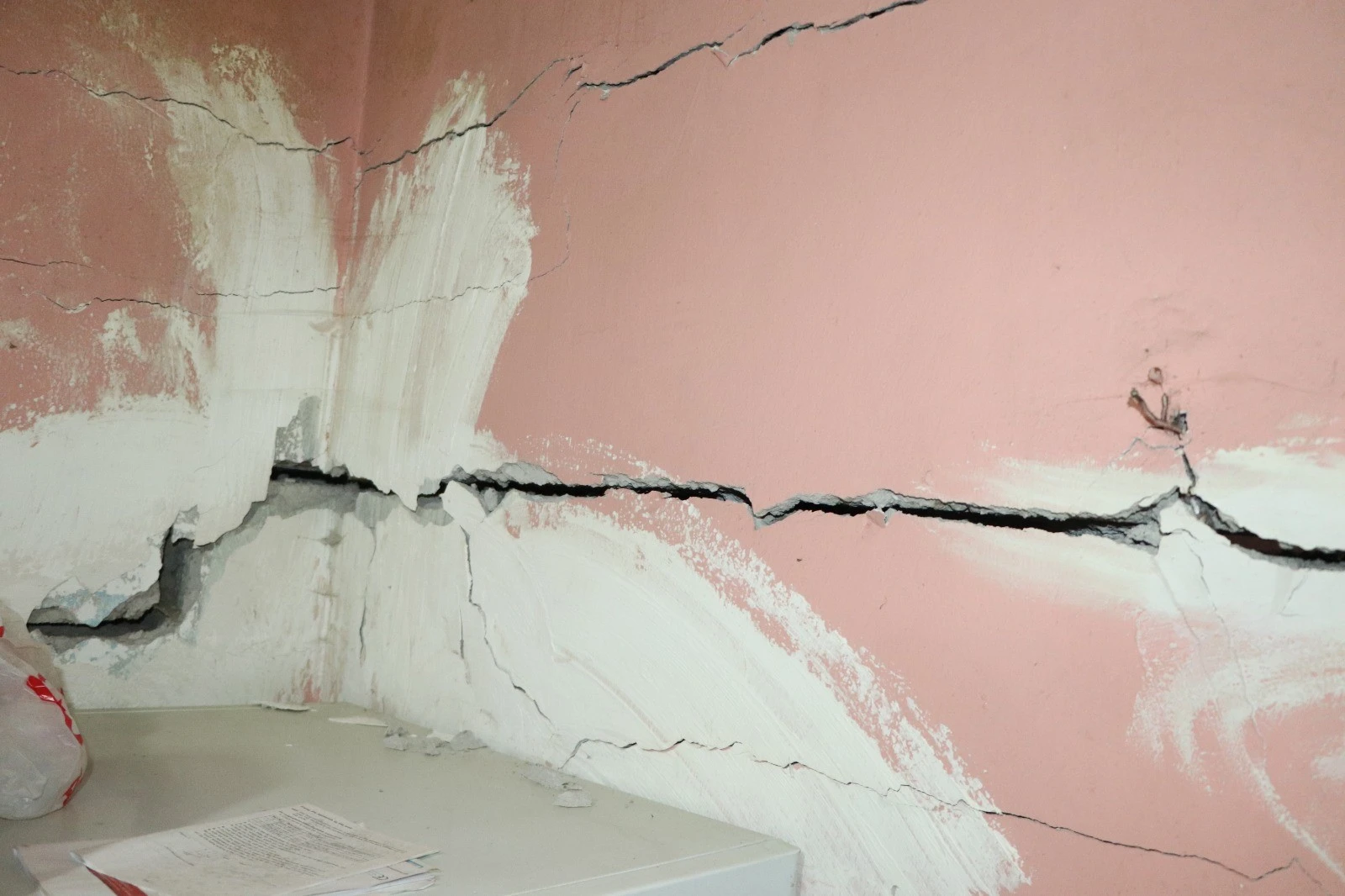 Eşinin terk ettiği işitme engelli adam, harabe evde yaşıyor