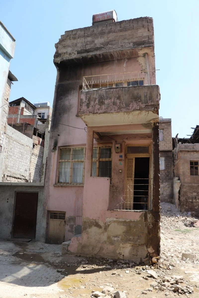 Eşinin terk ettiği işitme engelli adam, harabe evde yaşıyor