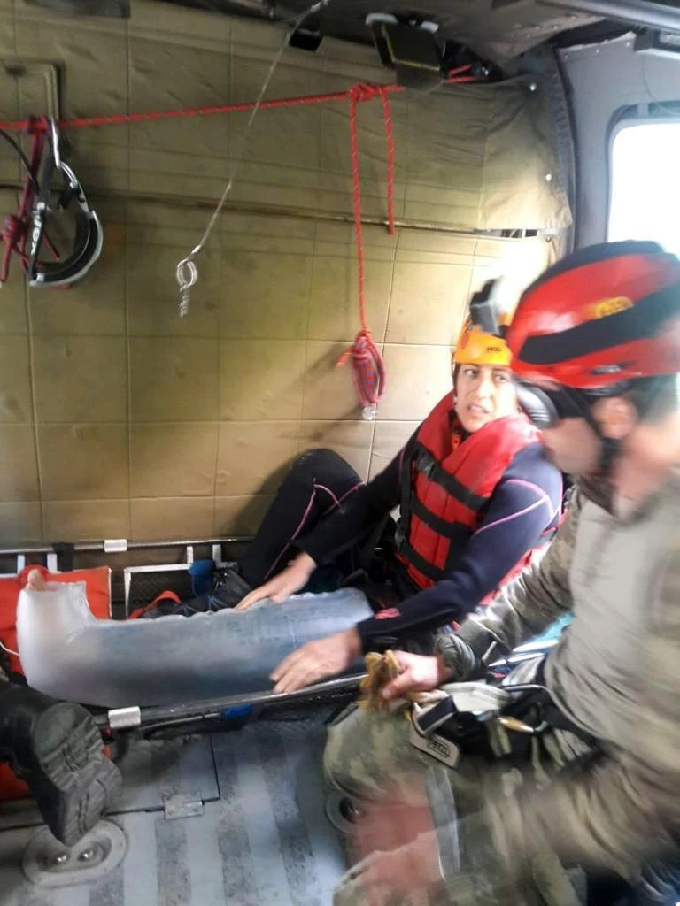 Ayağı kırılan dağcı için film gibi kurtarma operasyonu