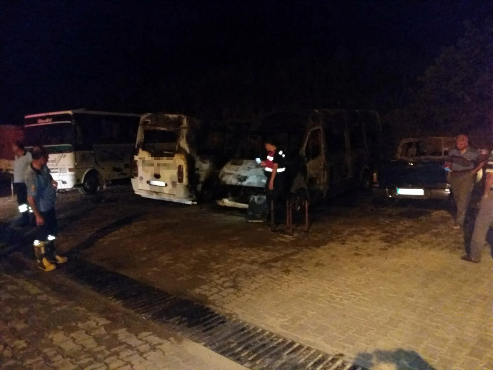 Kundaklanan 4 araç küle döndü