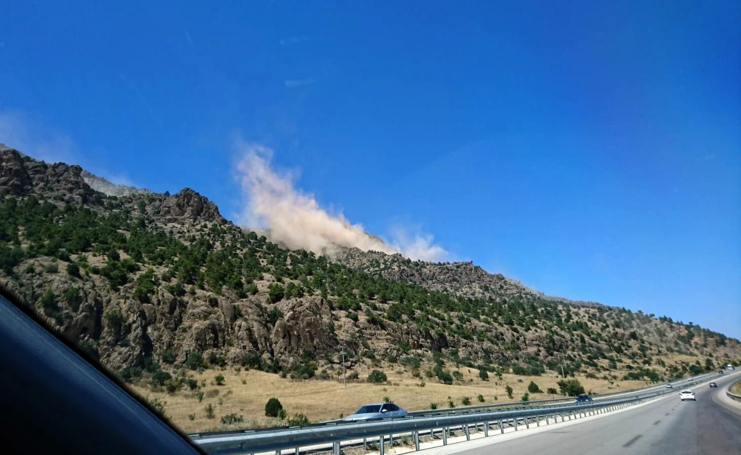 Heyelan anı cep telefonuyla görüntülendi