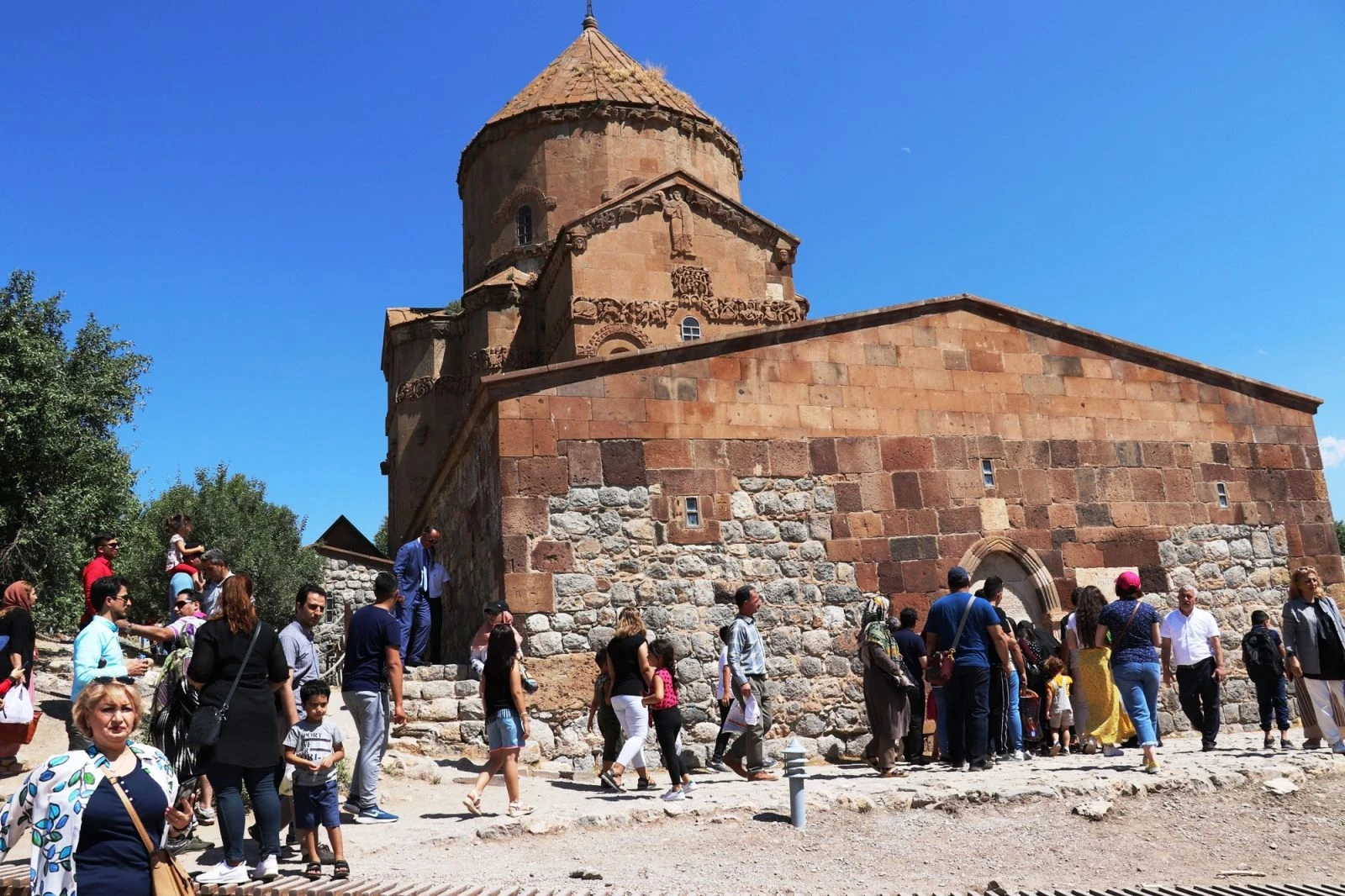 İranlı turistlerin akın ettiği şehirde yüzler gülüyor