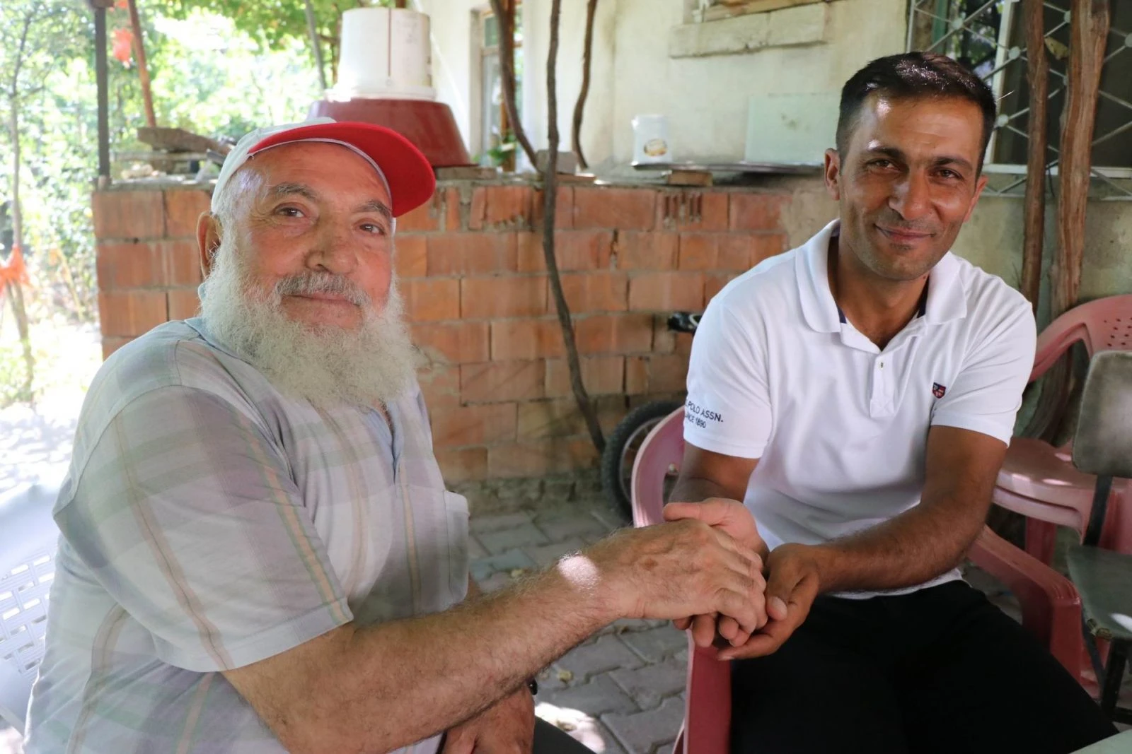 Besici kurban pazarlığında kırdığı eli öptü