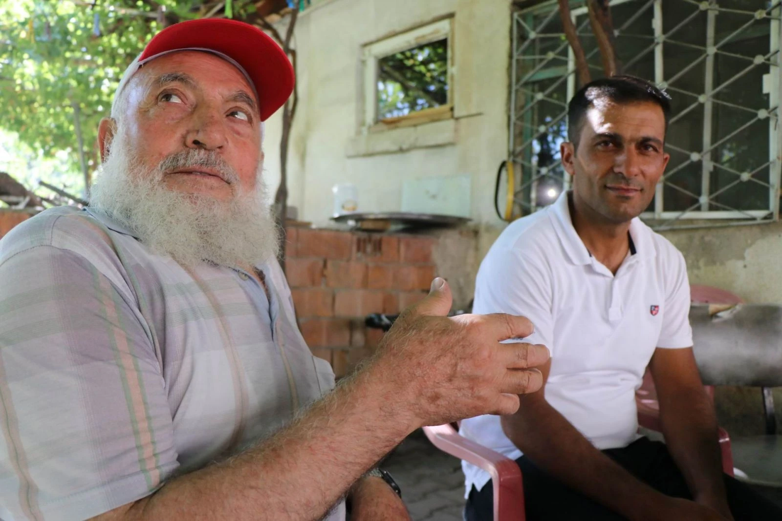 Besici kurban pazarlığında kırdığı eli öptü