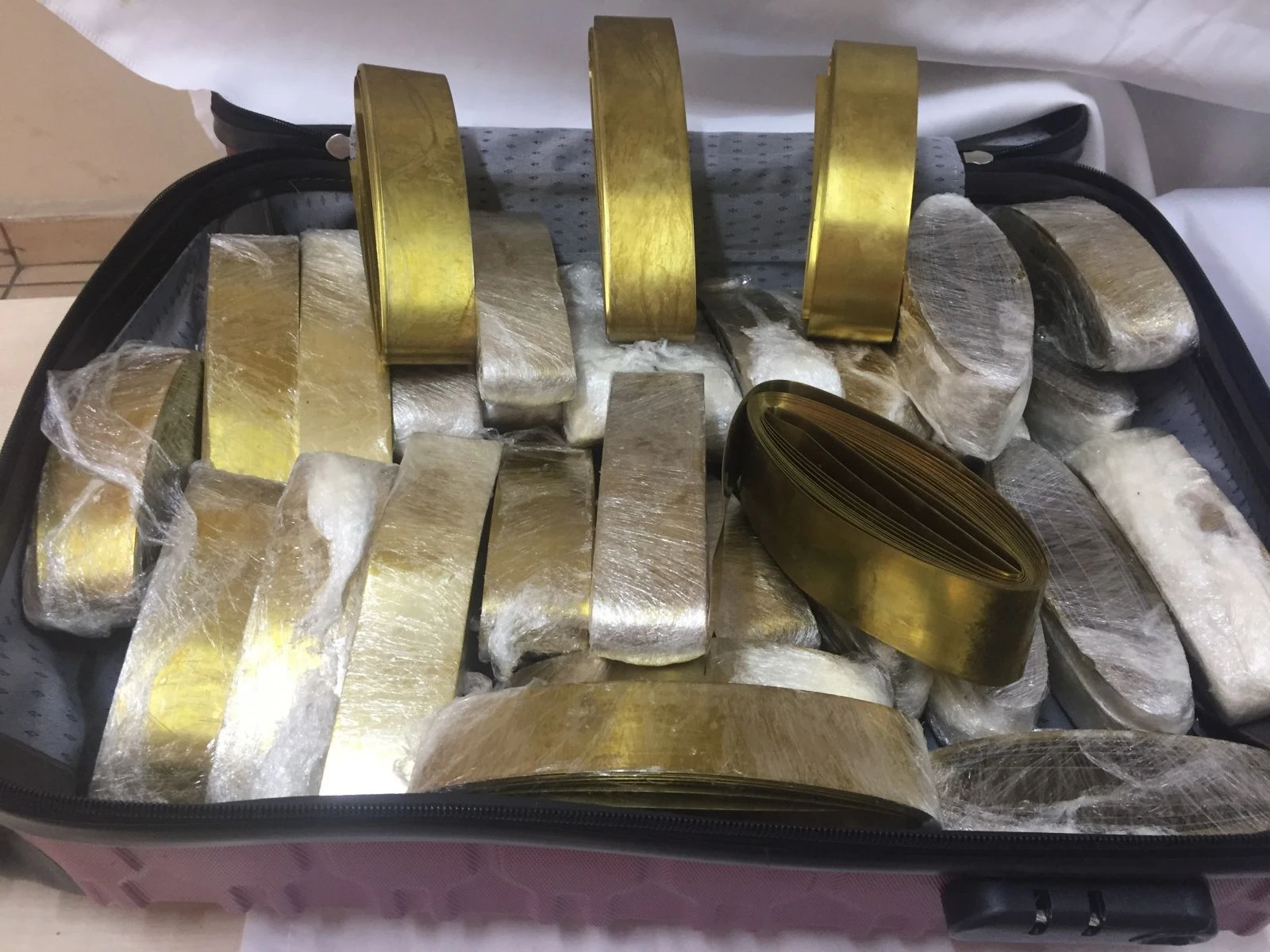 Evlerinden sahte 2 milyon dolar çıktı