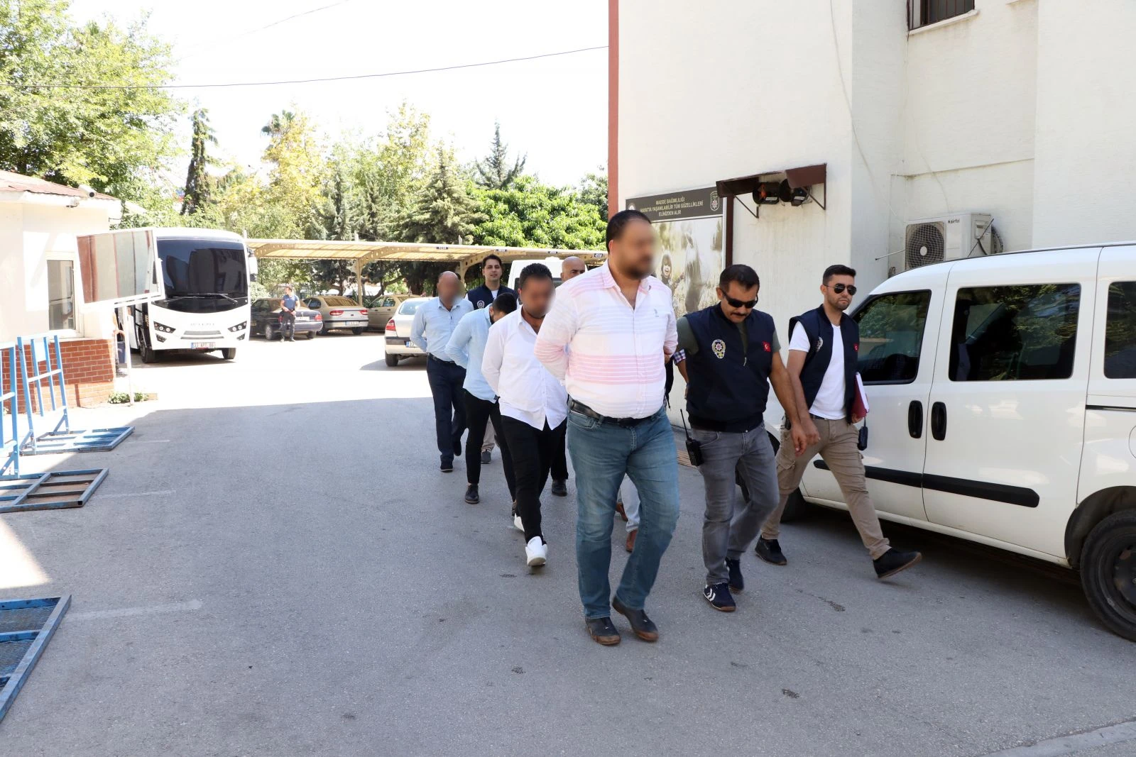 Evlerinden sahte 2 milyon dolar çıktı