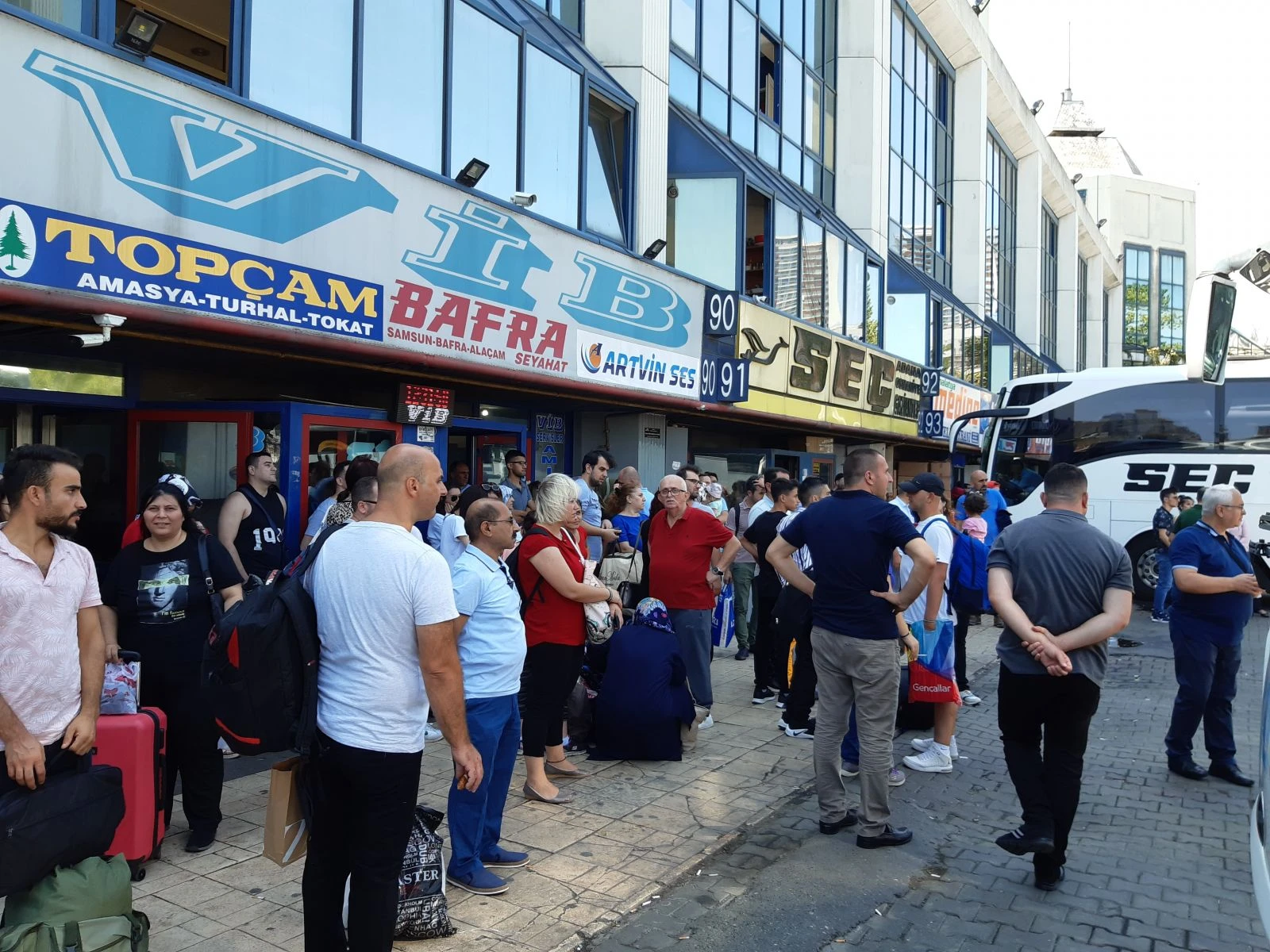 Otogar'da otobüs kuyruğu! Trafik yola çıkmadan başladı