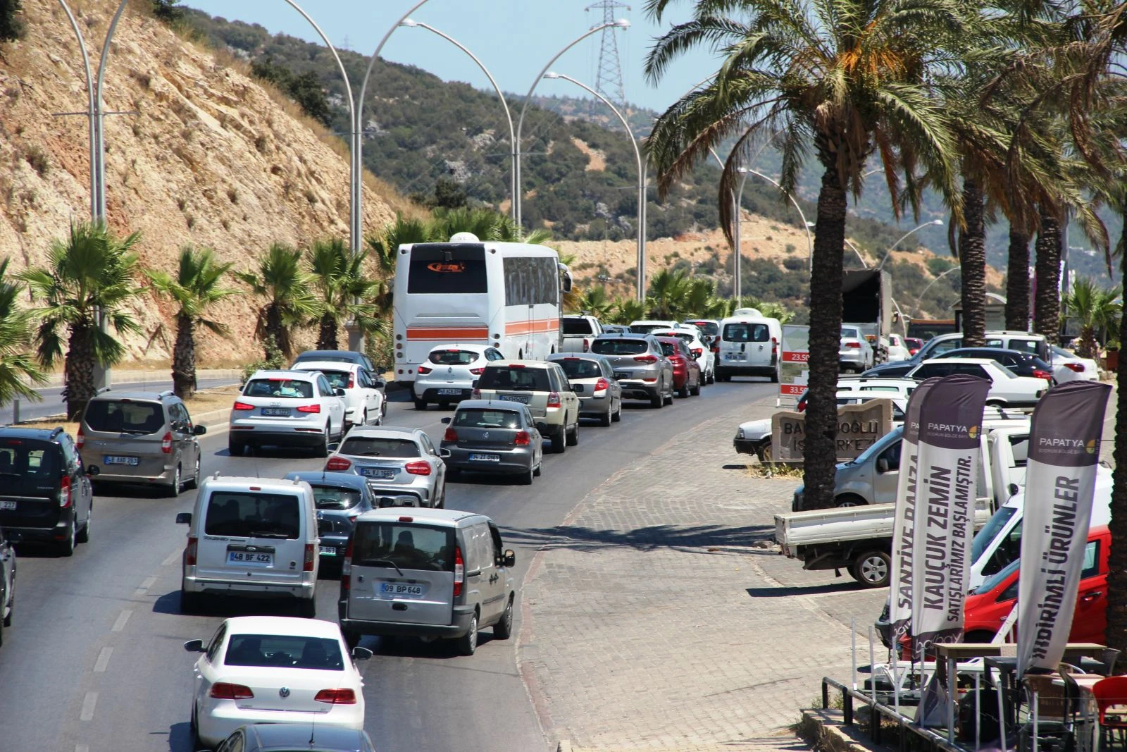 Akın akın gelmeye başladılar ilçede adım atacak yer kalmadı