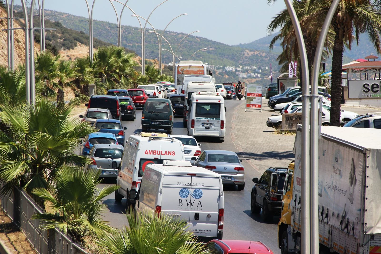 Akın akın gelmeye başladılar ilçede adım atacak yer kalmadı