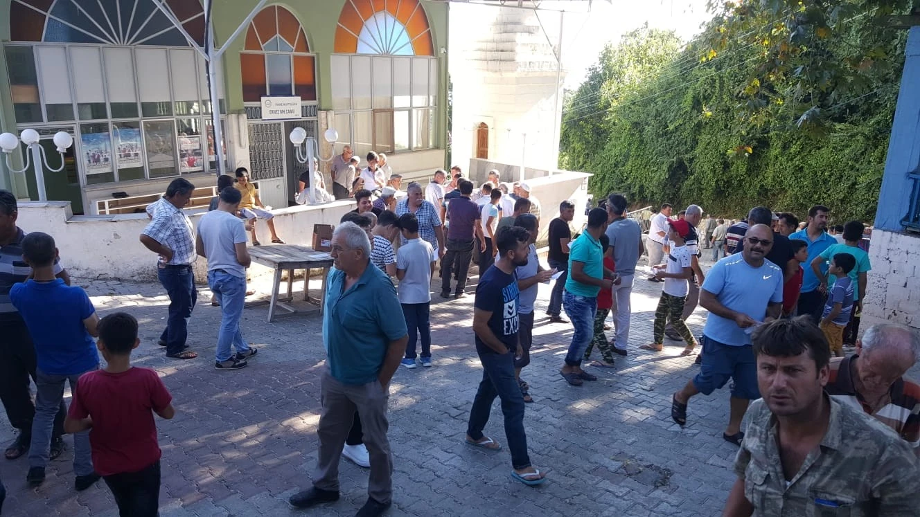 Mezarlık ziyareti yapanları paraya boğdu