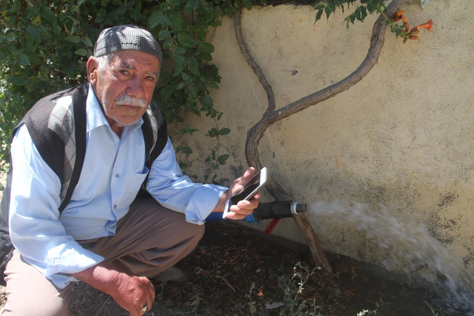 Akıllı köyde sulama işi telefonla yapılıyor