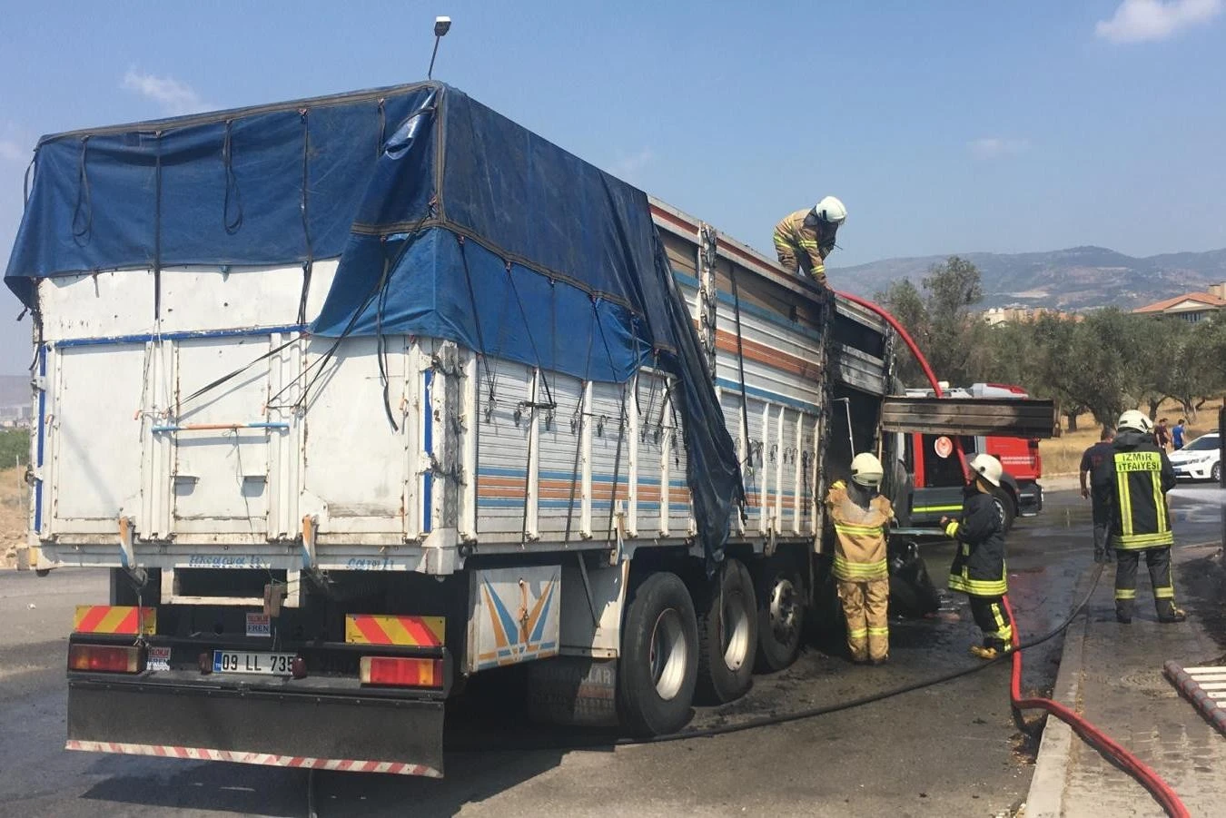 Ahşap yüklü kamyon küle döndü