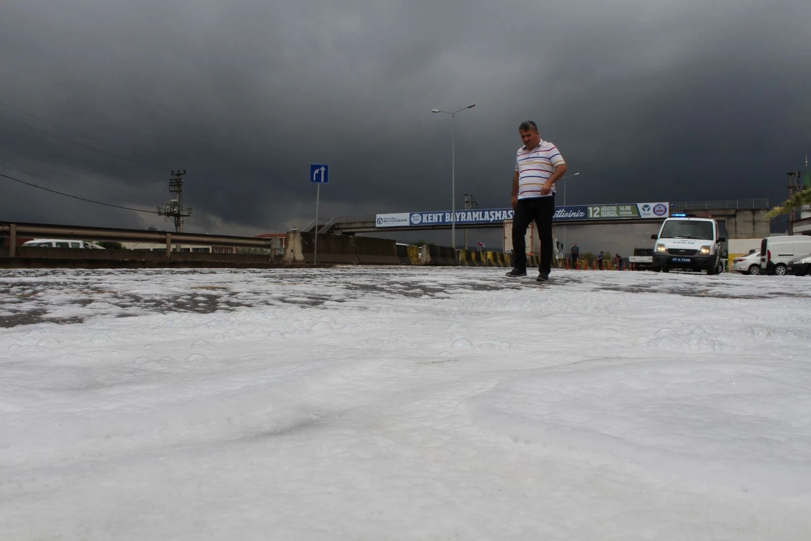 Yağmur yağdı, yol beyaza büründü! Görenler şaşkına döndü
