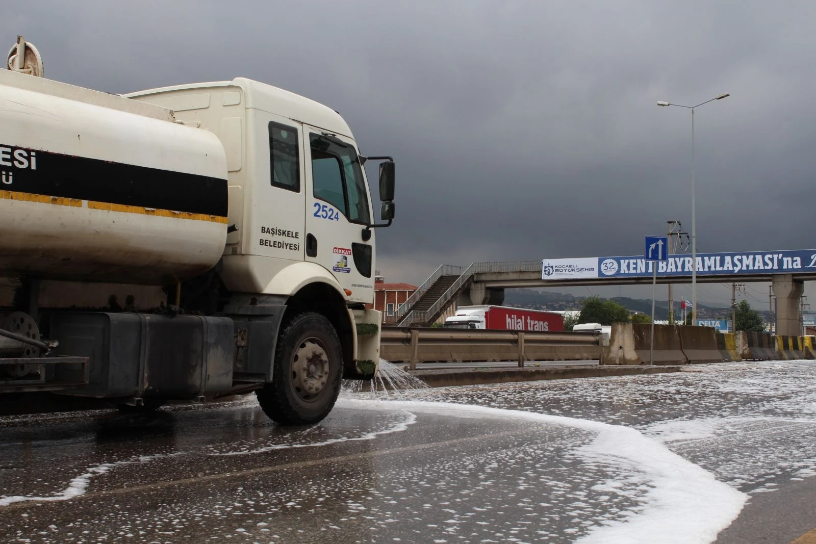 Yağmur yağdı, yol beyaza büründü! Görenler şaşkına döndü