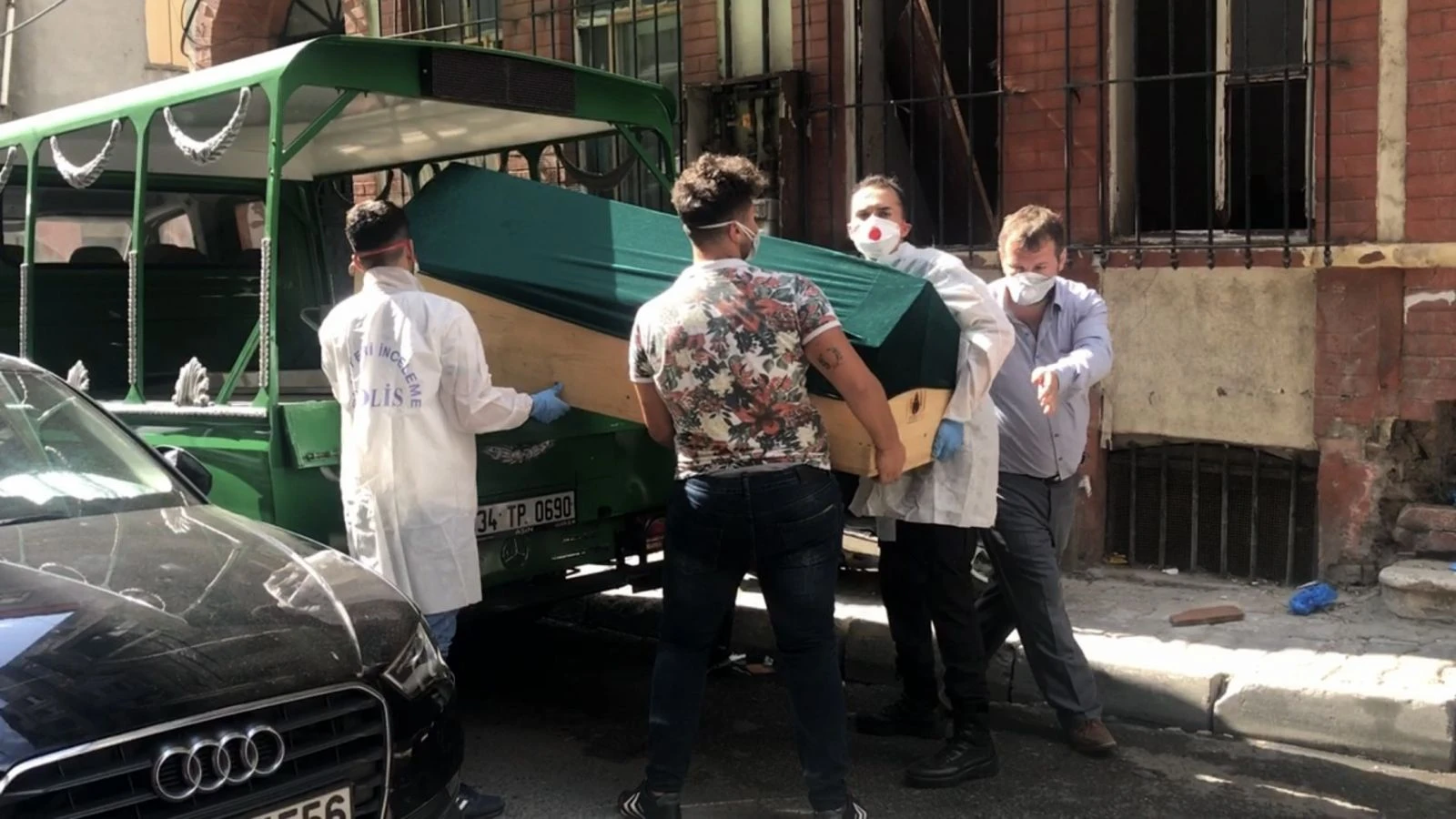 Kötü kokular gelen binadan ceset çıktı