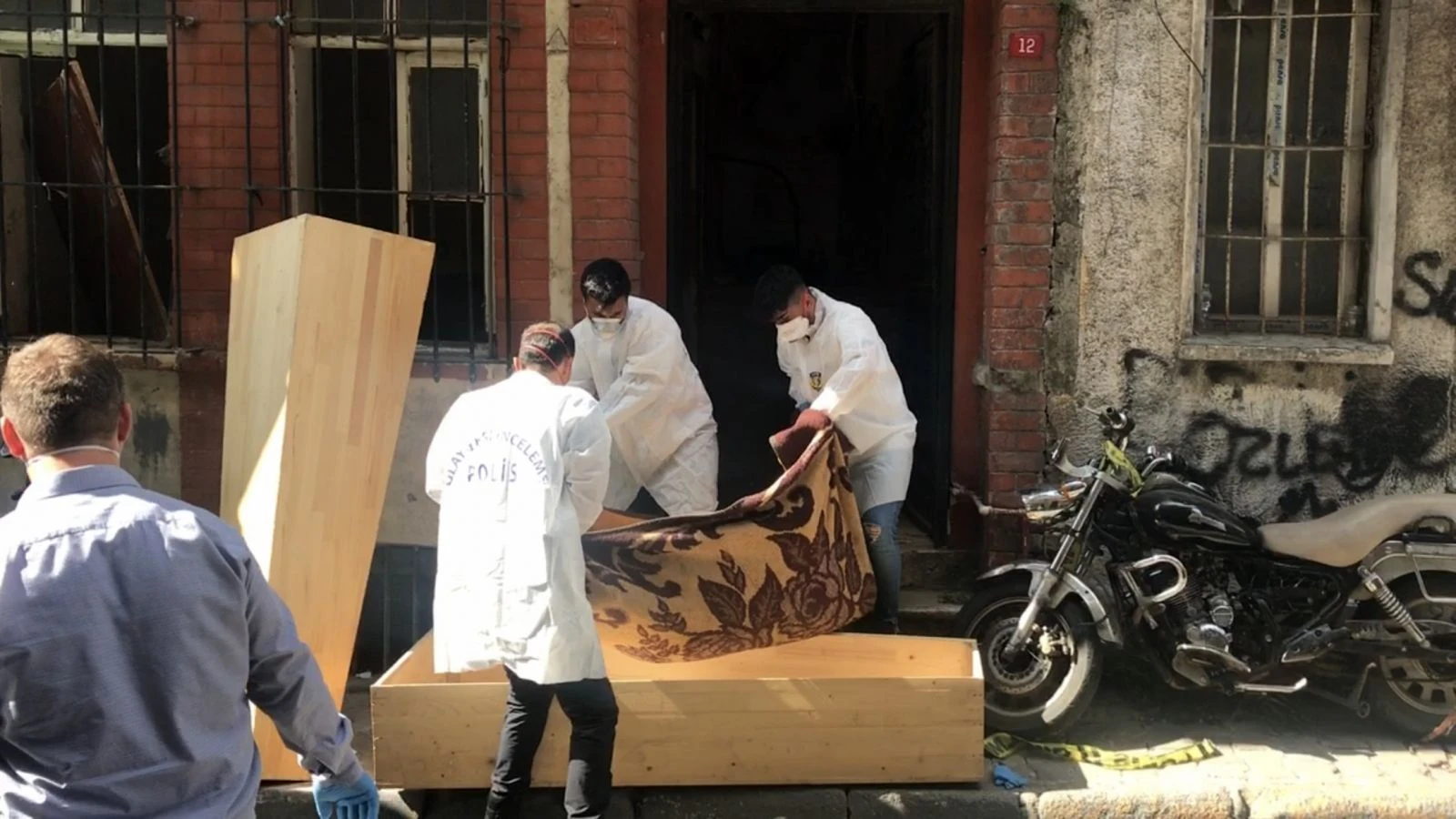 Kötü kokular gelen binadan ceset çıktı