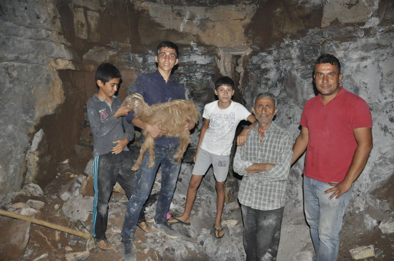 Antalya'da saatler süren kurtarma operasyonu: Yarığa sıkışan oğlak için dağları deldiler