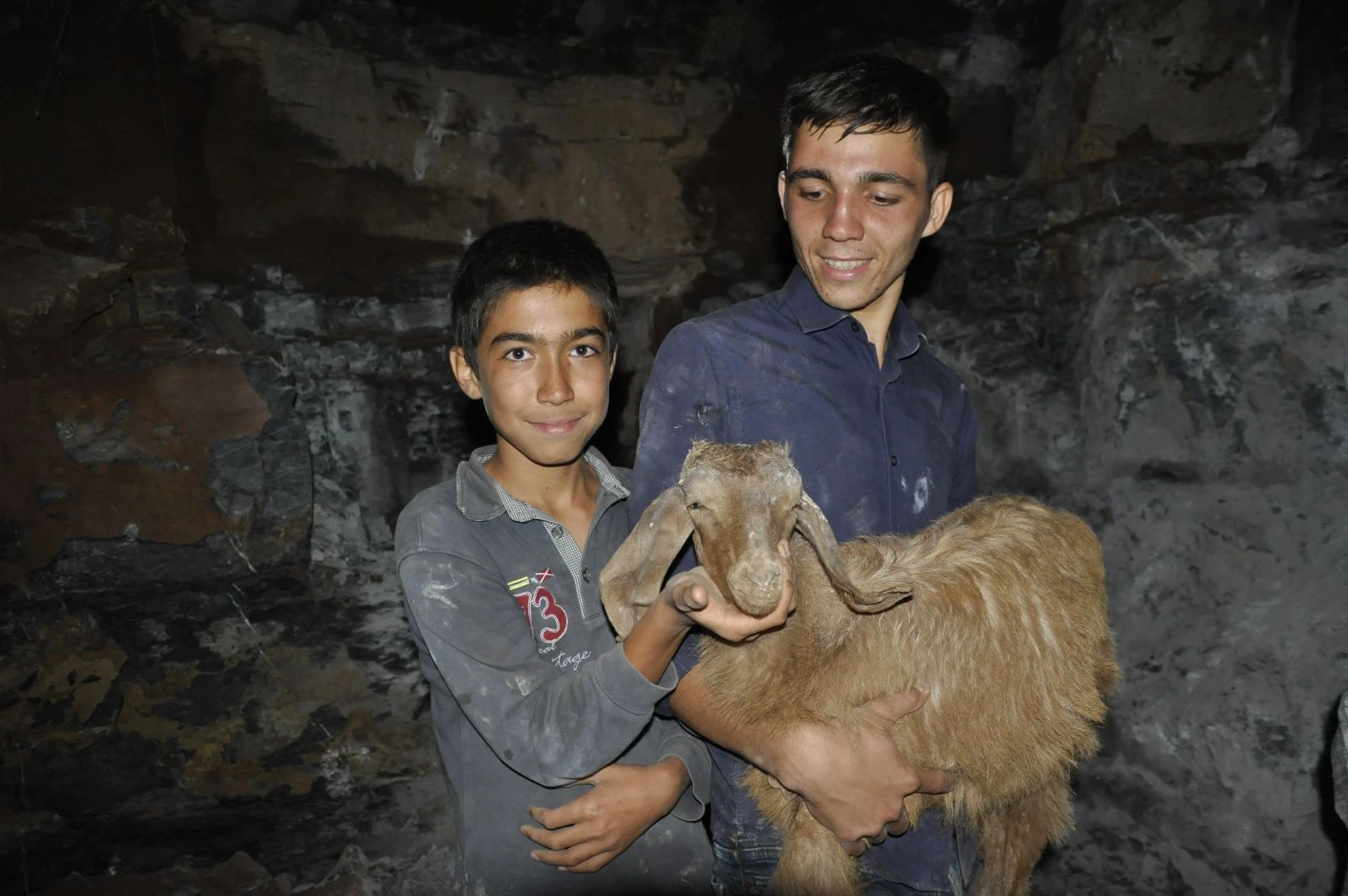 Antalya'da saatler süren kurtarma operasyonu: Yarığa sıkışan oğlak için dağları deldiler