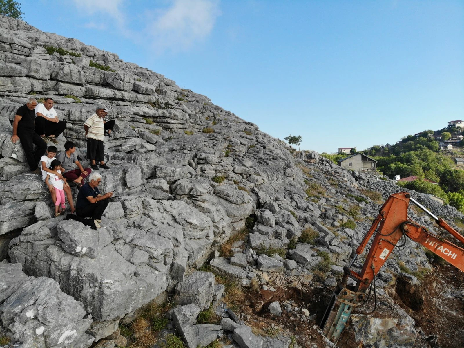 Antalya'da saatler süren kurtarma operasyonu: Yarığa sıkışan oğlak için dağları deldiler
