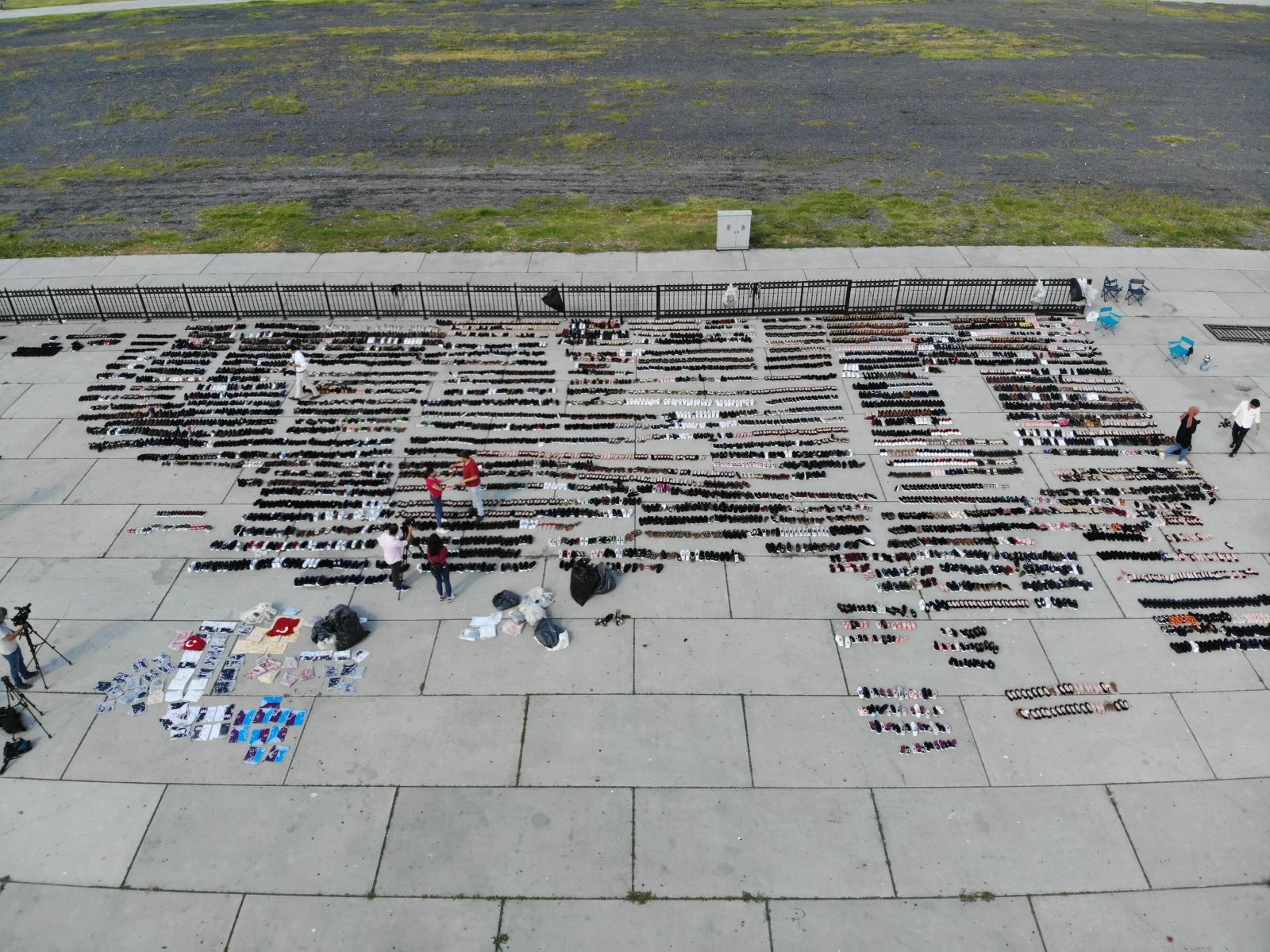 Eminönü’nde sular altında kalan ayakkabılar Yenikapı’da kurutmaya bırakıldı