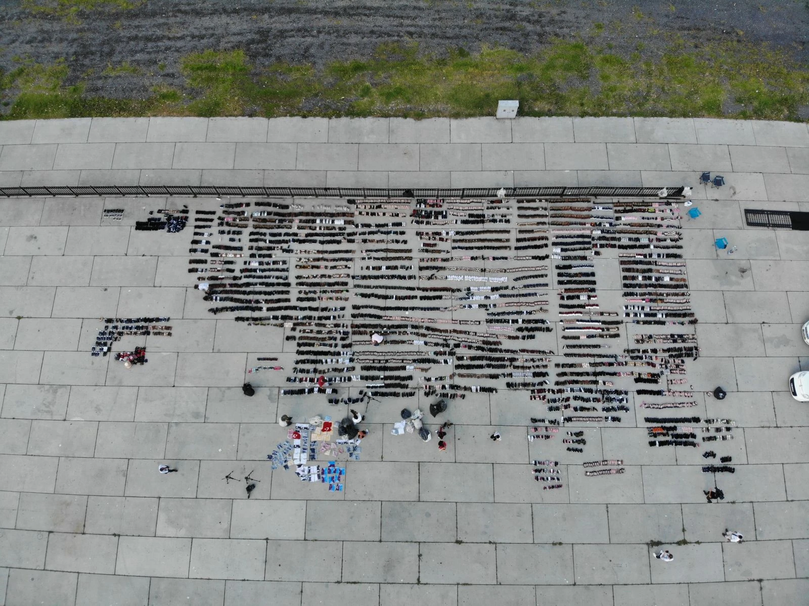 Eminönü’nde sular altında kalan ayakkabılar Yenikapı’da kurutmaya bırakıldı